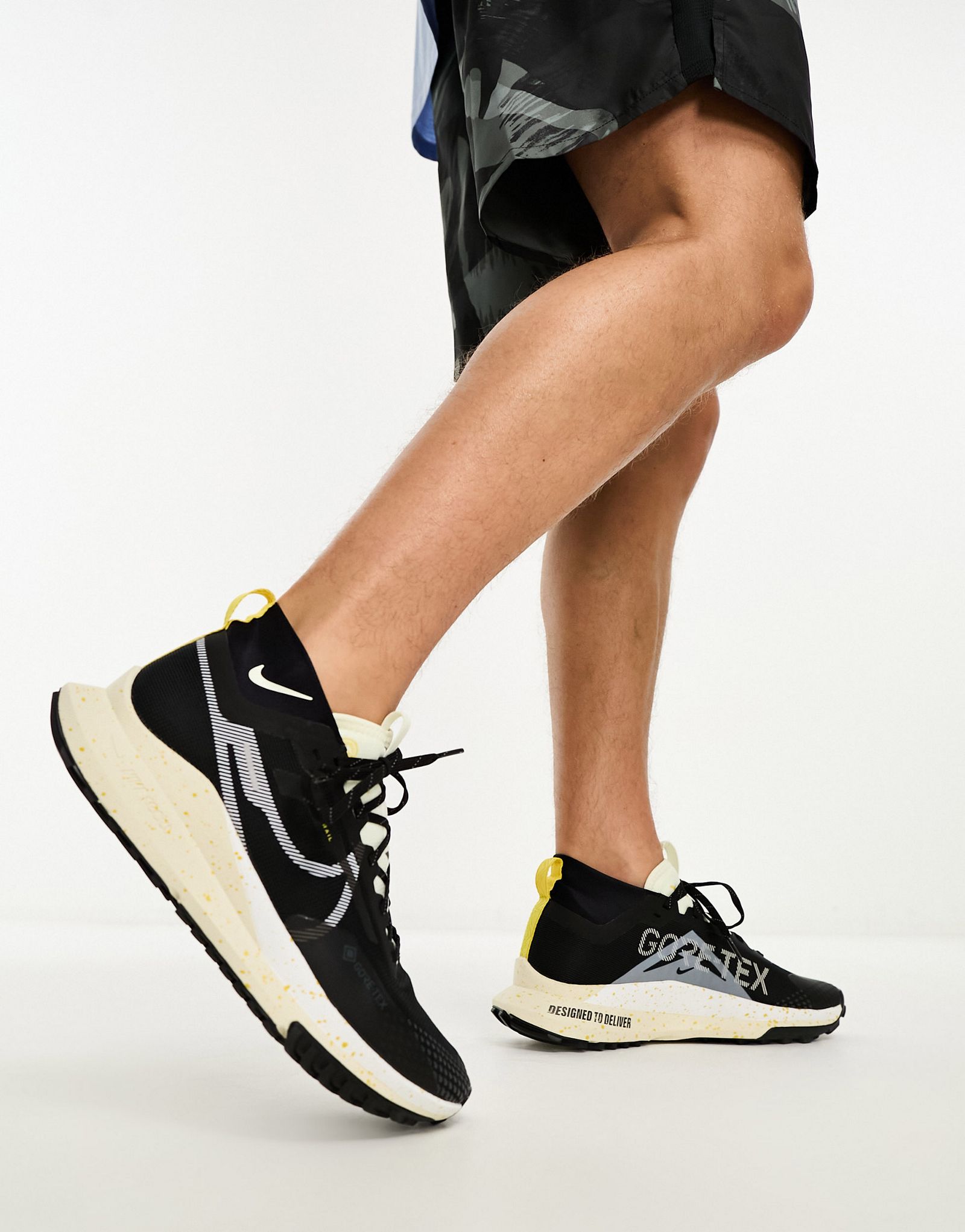 Кроссовки Nike Pegasus Trail 4 черного цвета с кокосовым молоком 18790₽