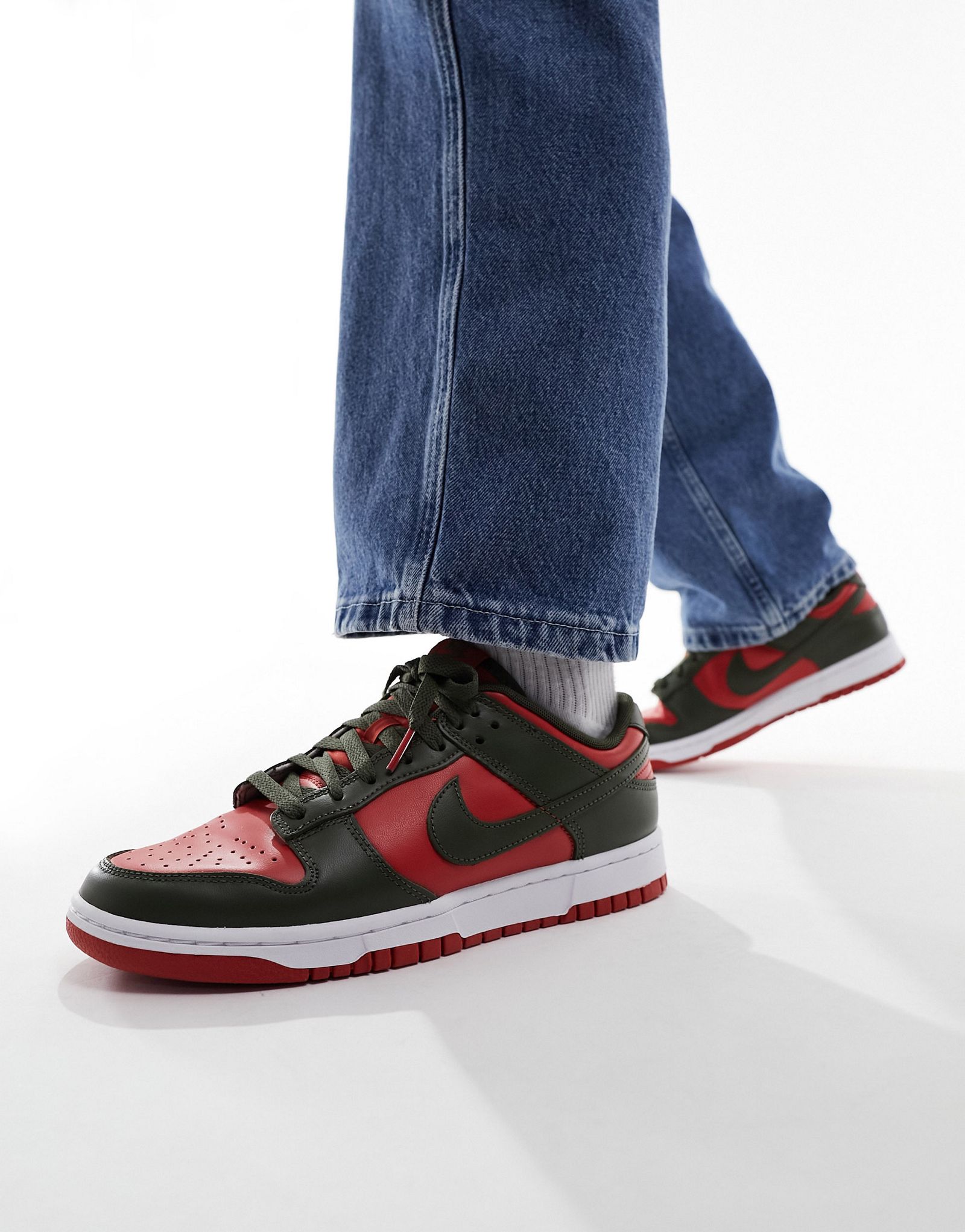 Красные и хаки кроссовки Nike Dunk Low Retro 14290₽