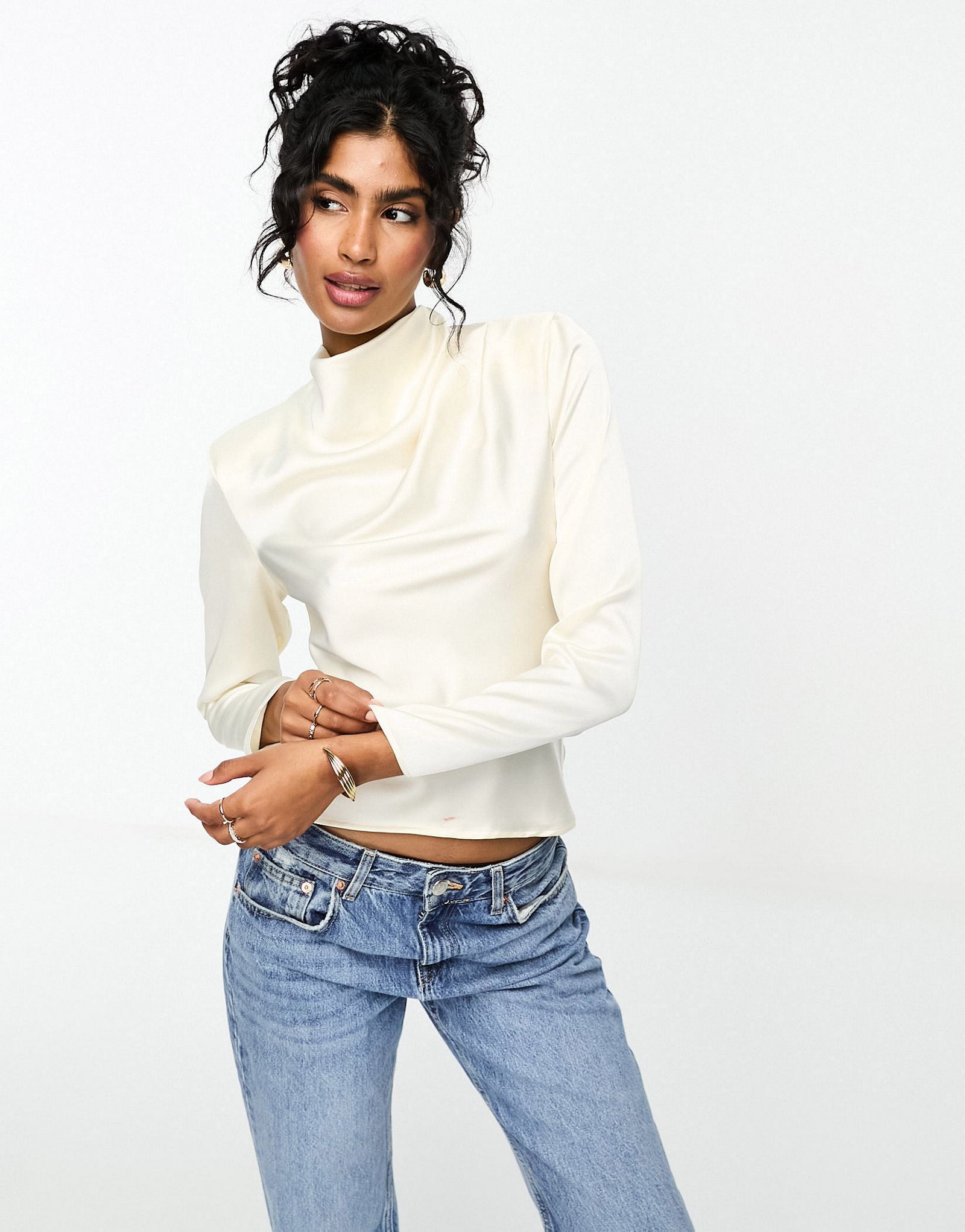 Кремовая блузка с высоким воротником и подплечниками ASOS DESIGN 6090₽