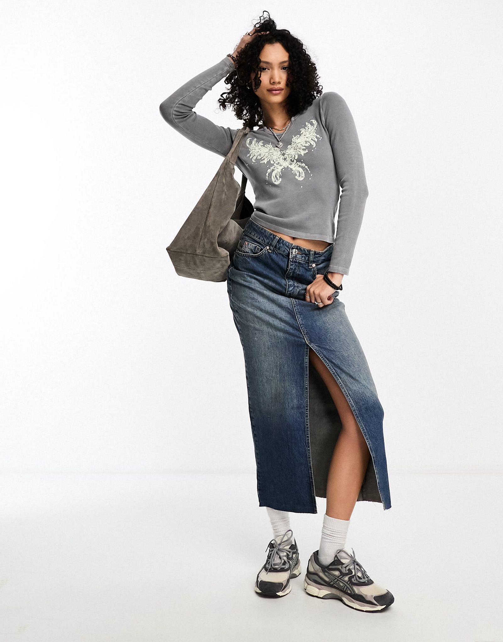 Темно-угольная приталенная футболка с вырезом в горловине и длинными рукавами Daisy Street и гранж-графикой