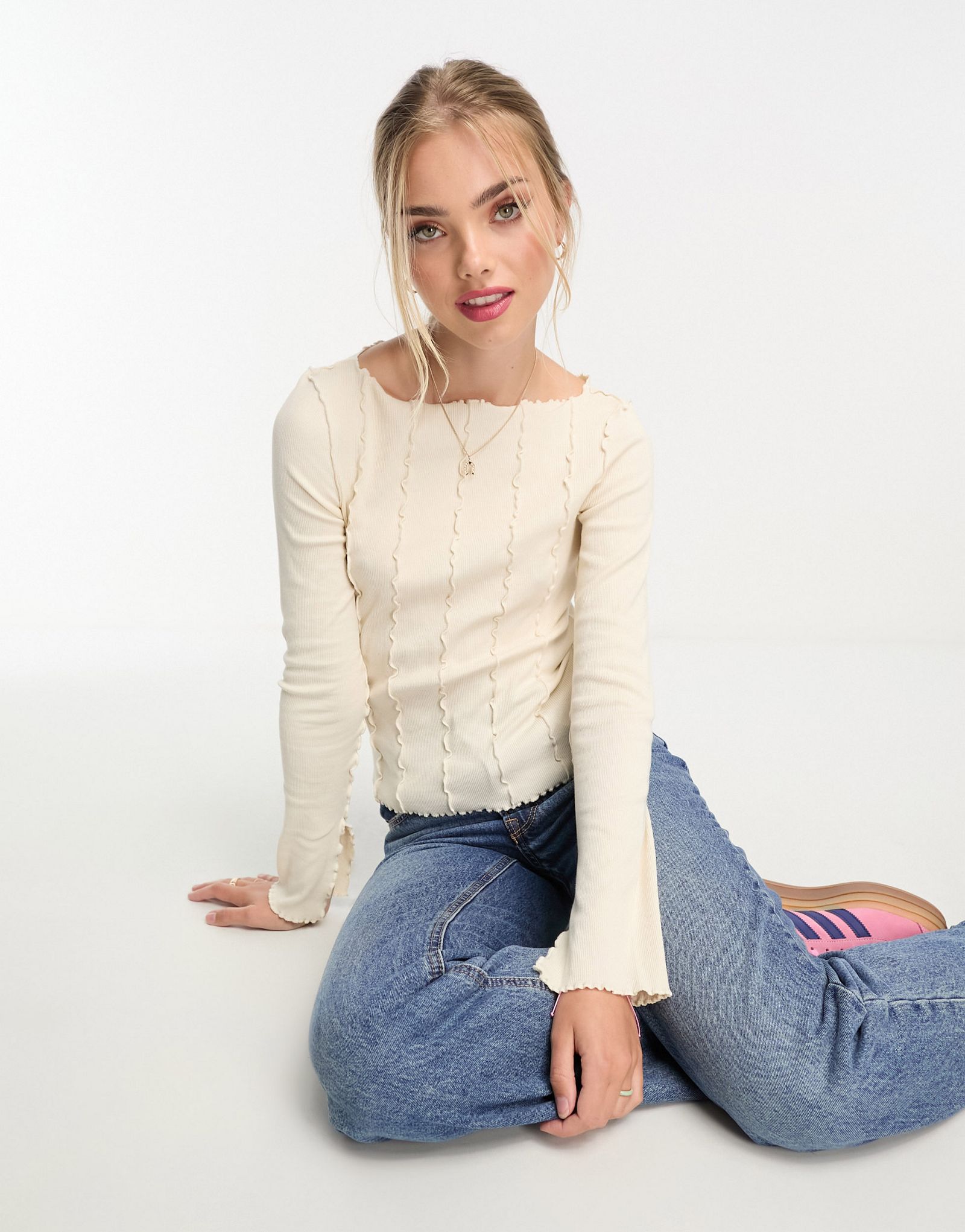 Светло-бежевый топ из джерси в рубчик с оверлочным швом Monki 1990₽