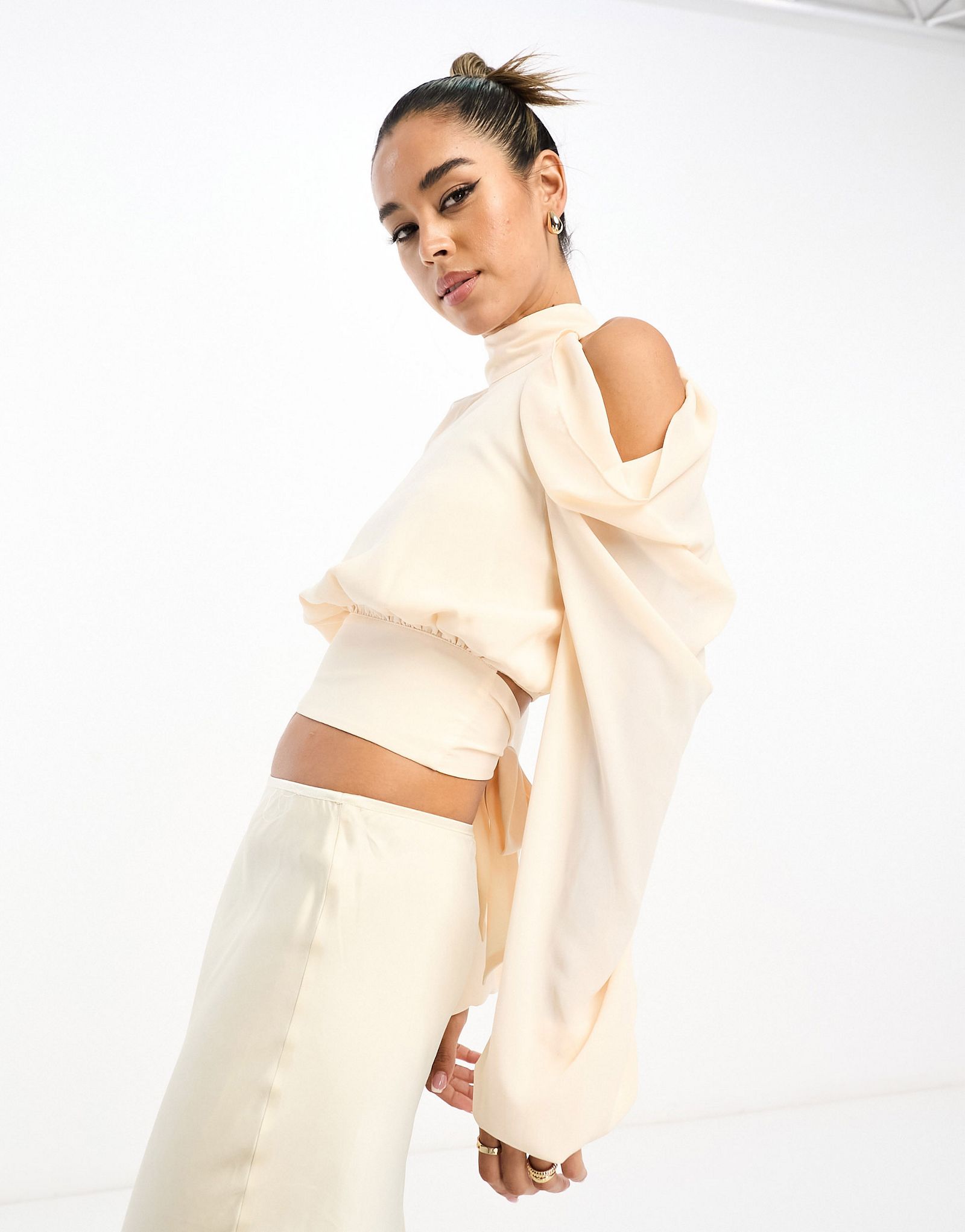 Кремовая блузка с высоким воротником и вырезом на плечах Pretty Lavish 11090₽