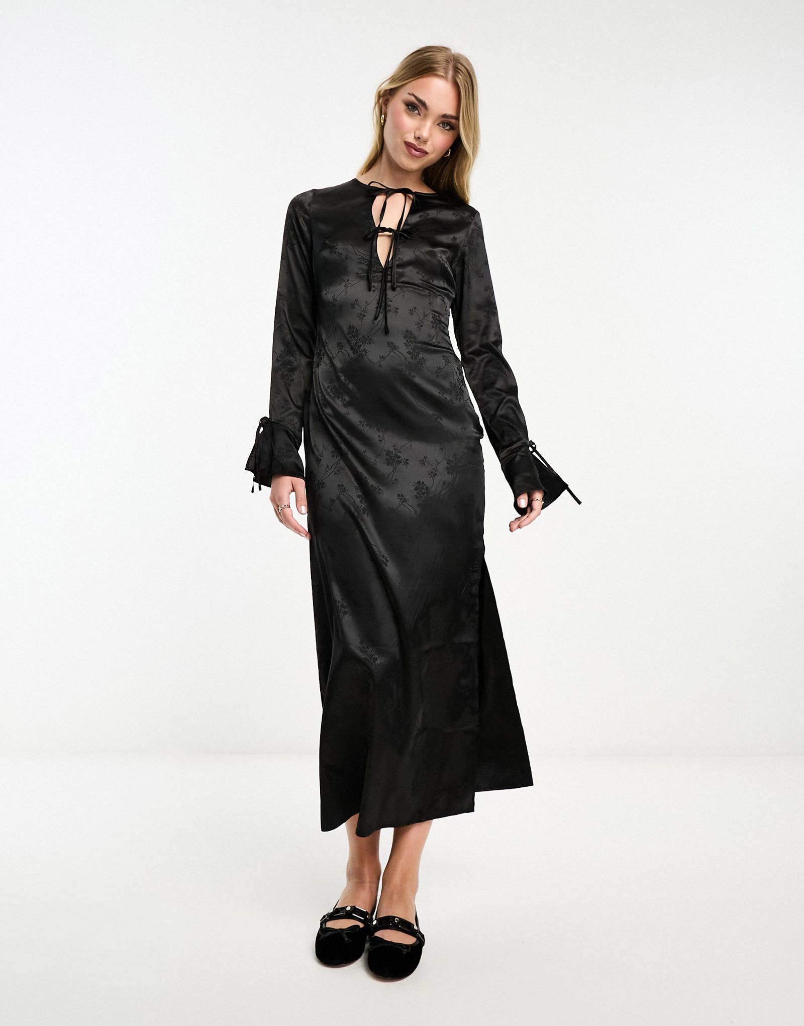 Черное атласное платье миди с завязками The Frolic