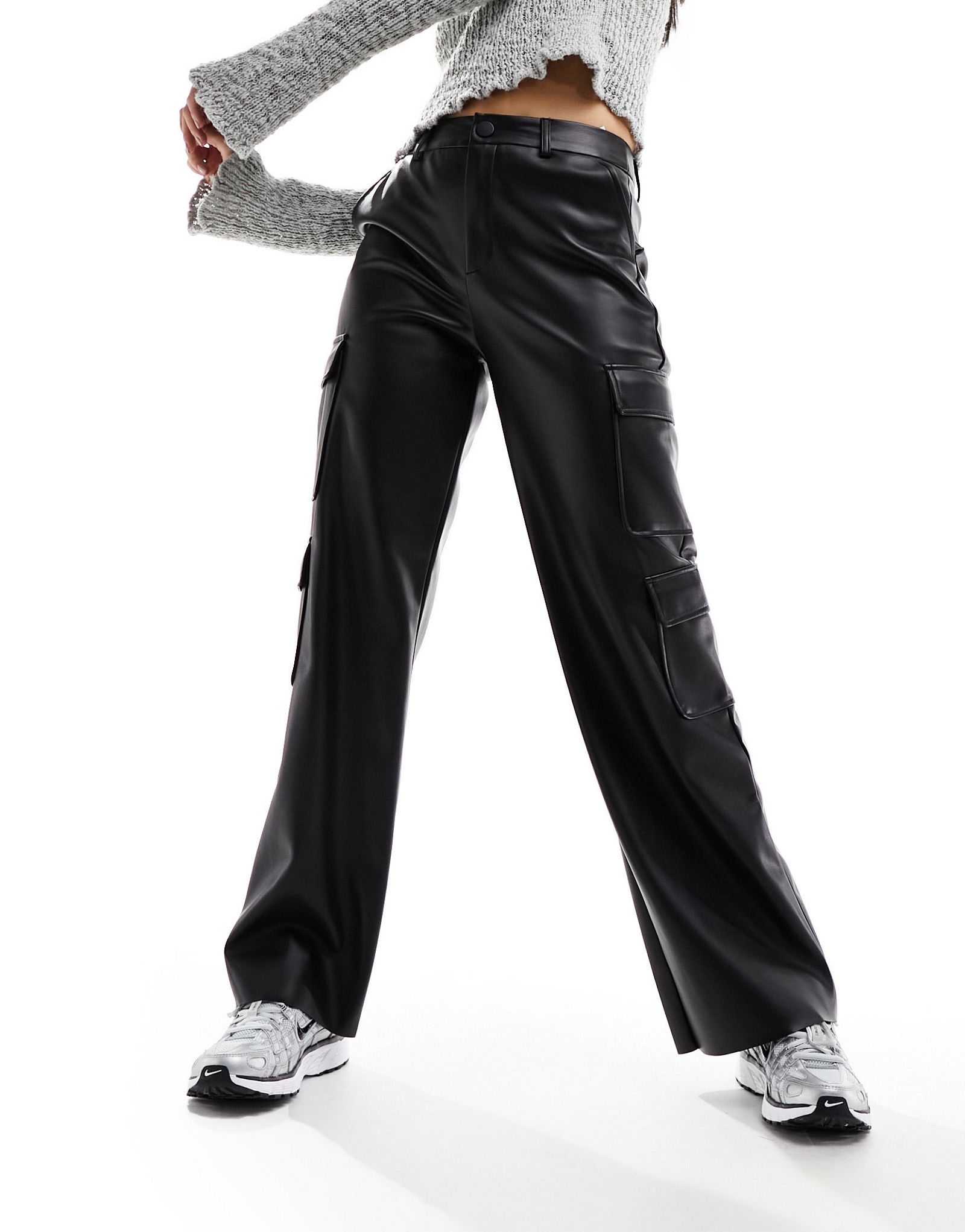 Черные брюки карго из искусственной кожи Stradivarius