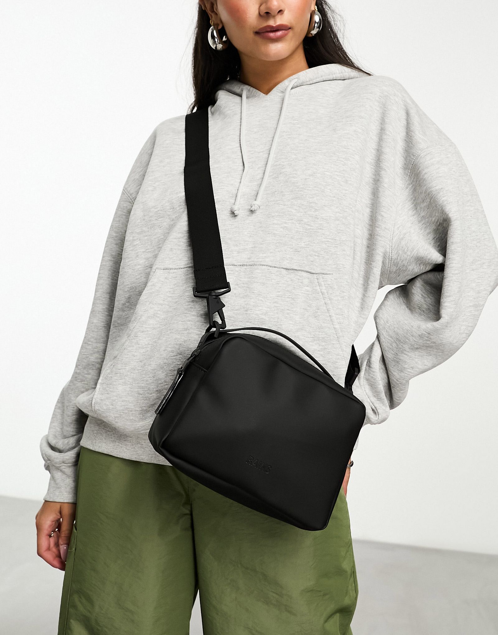 Черная сумка-коробка унисекс Rains 14100 15690₽