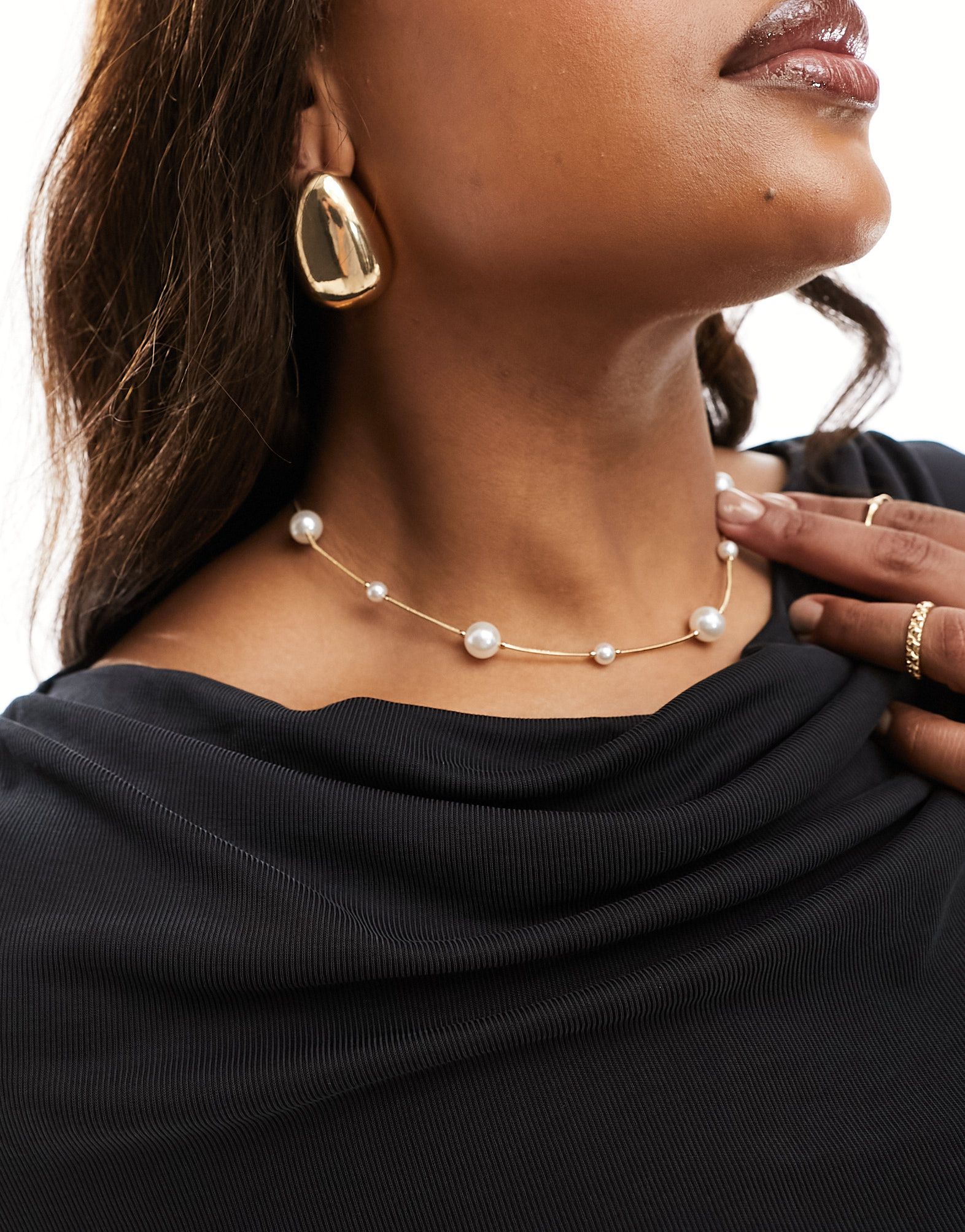 Короткое колье ASOS DESIGN Curve с искусственным жемчугом разных размеров золотистого цвета