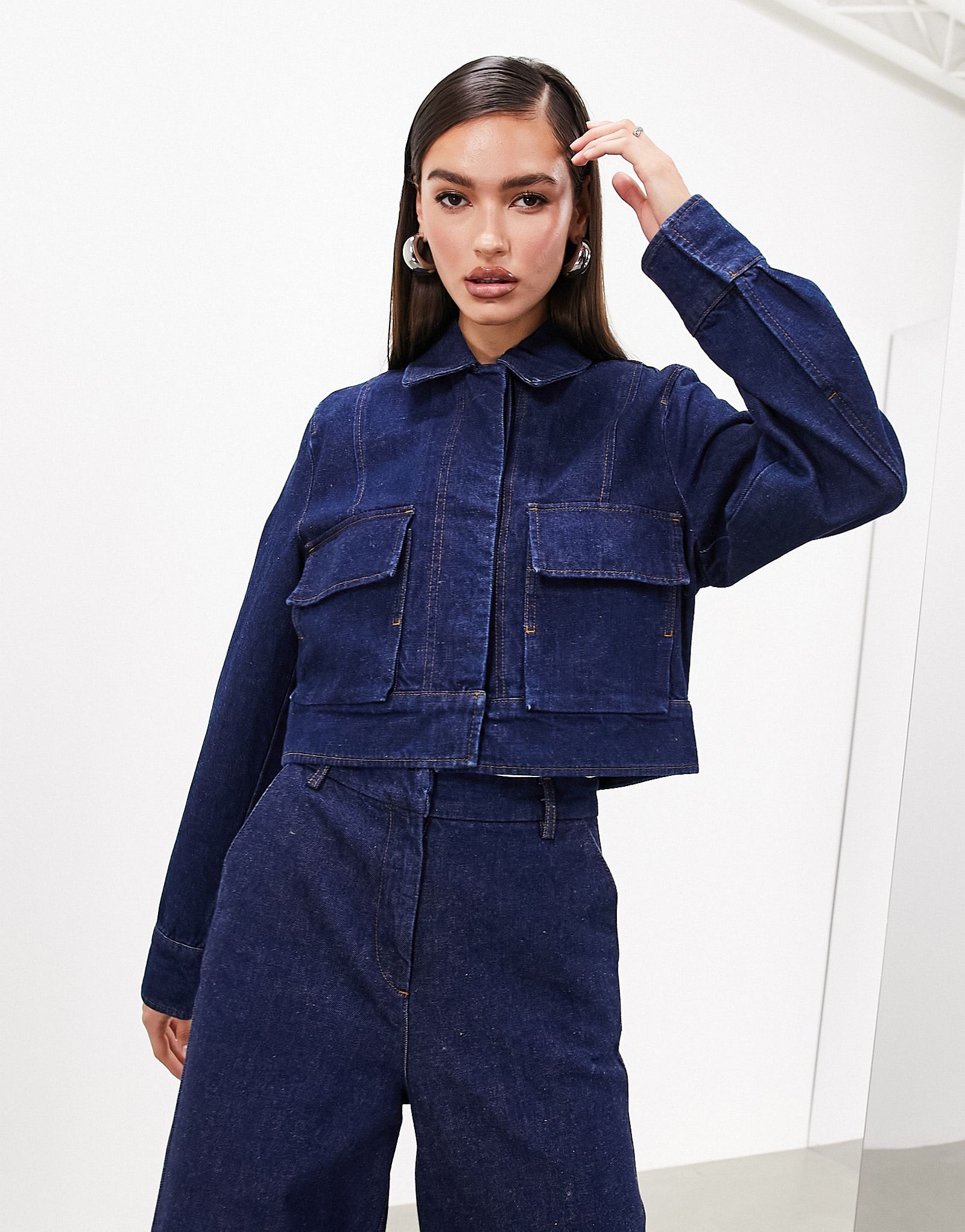 Укороченная джинсовая куртка с карманами ASOS EDITION синего цвета индиго 18590₽
