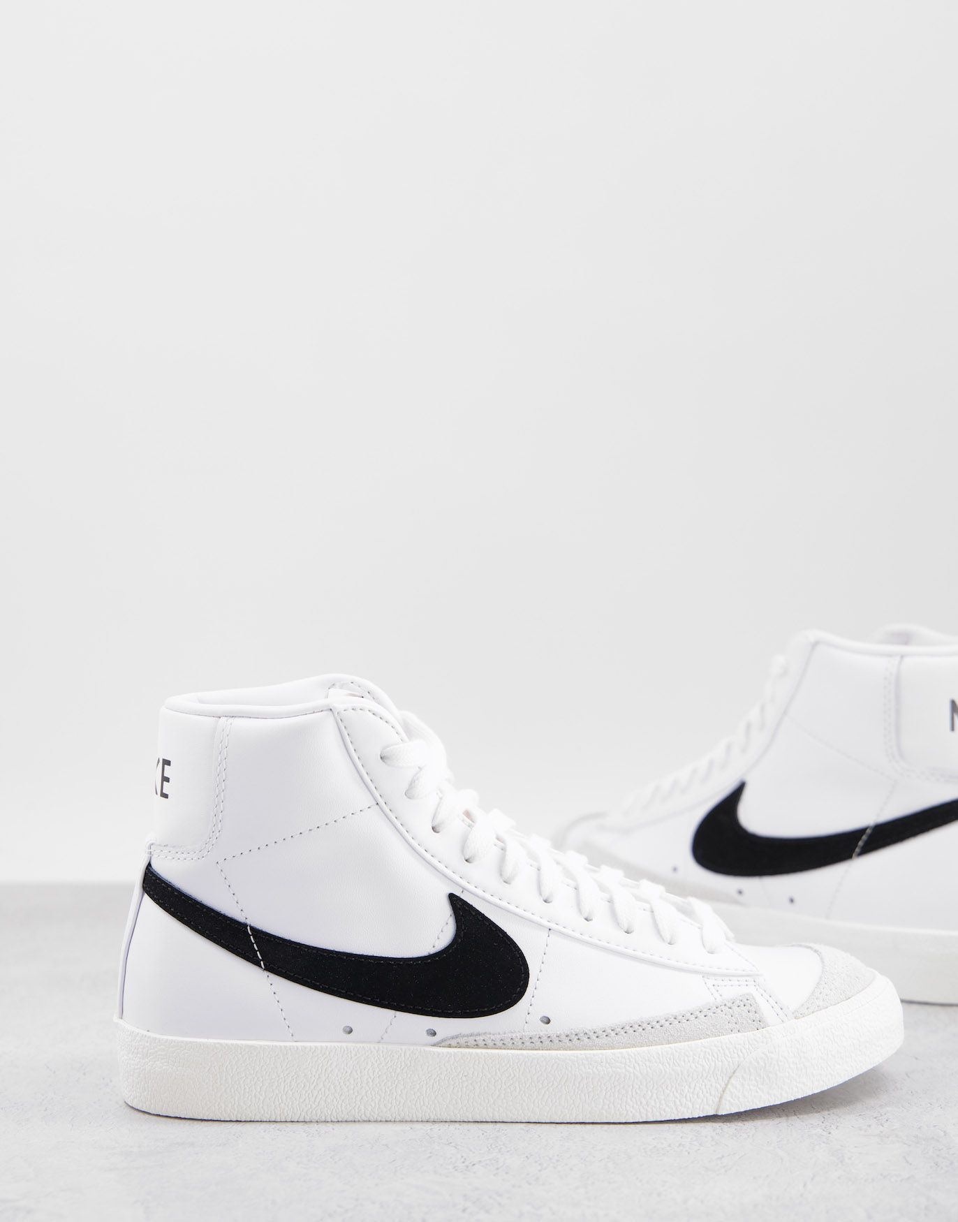 Белые кроссовки Nike Blazer Mid 77 14690₽