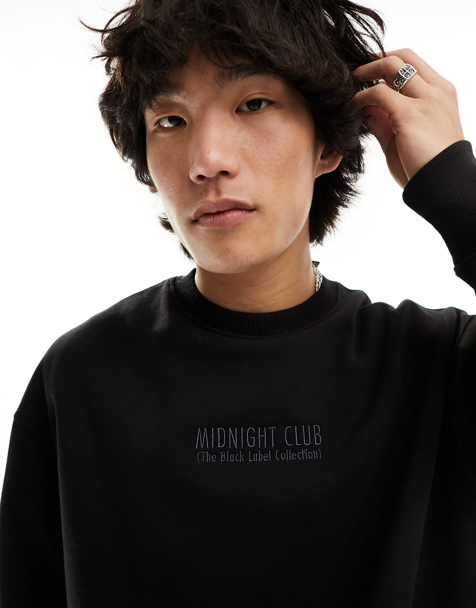 Черный свитшот с вышивкой Pull-Bear 7290₽