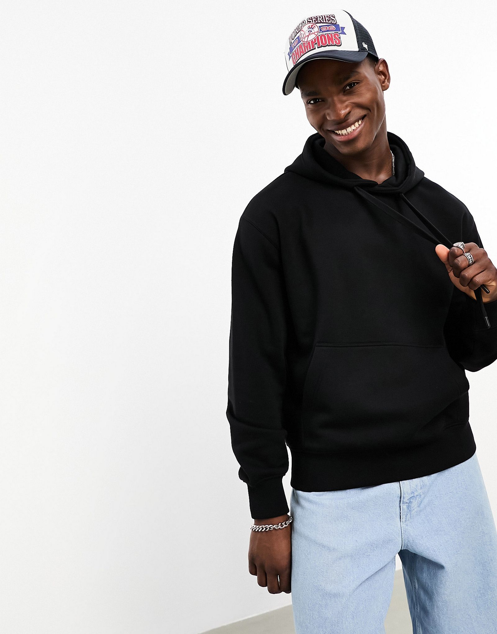 Черное худи Bershka 6190₽