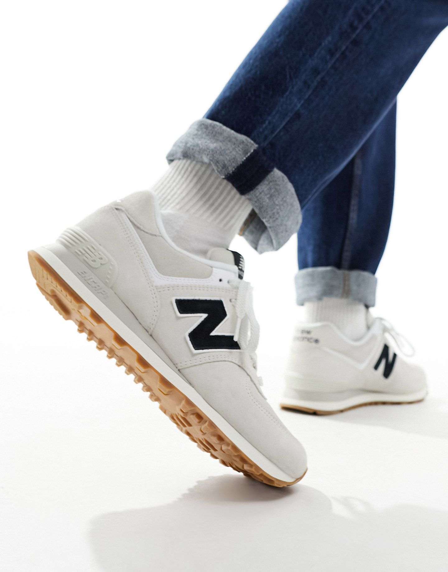 Белые кроссовки New Balance 574 с черной отделкой 13190₽