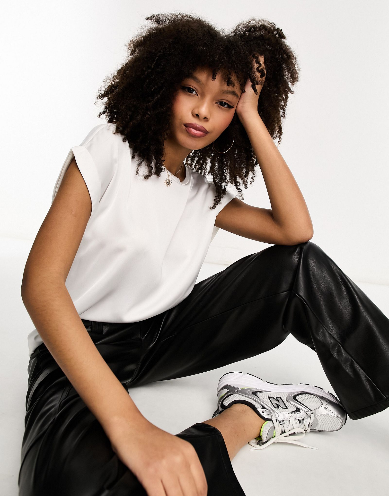 Белый атласный топ Vila спереди