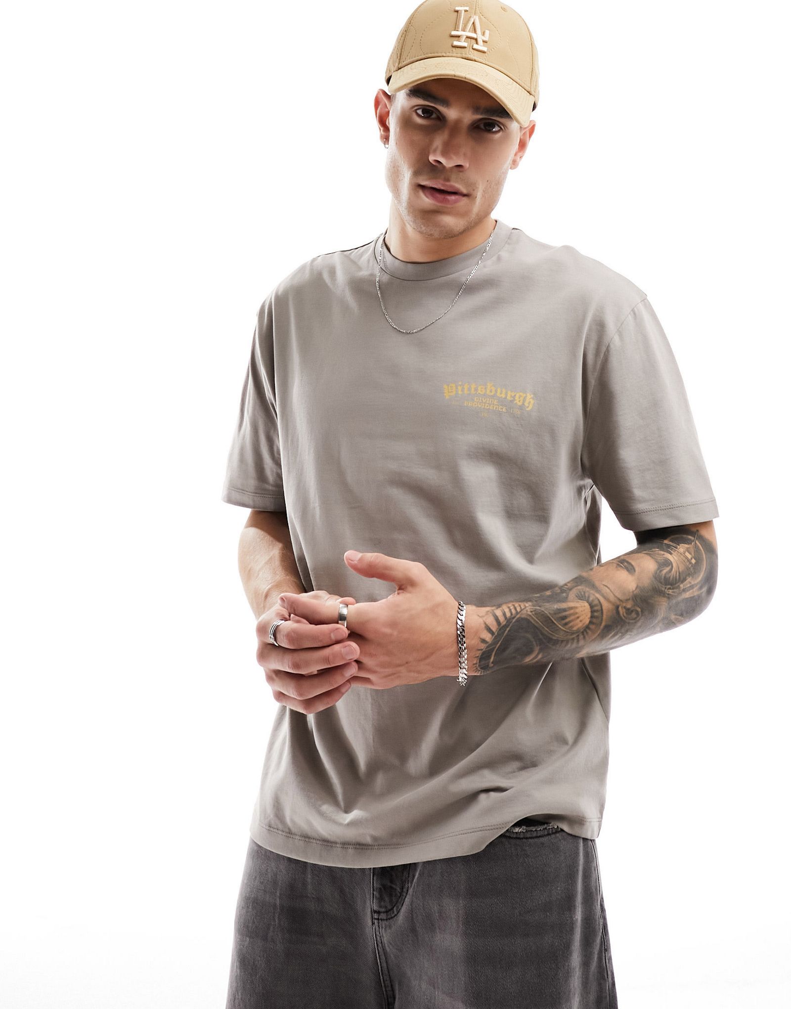 Коричневая непринужденная футболка с городским принтом на груди ASOS DESIGN 2390₽