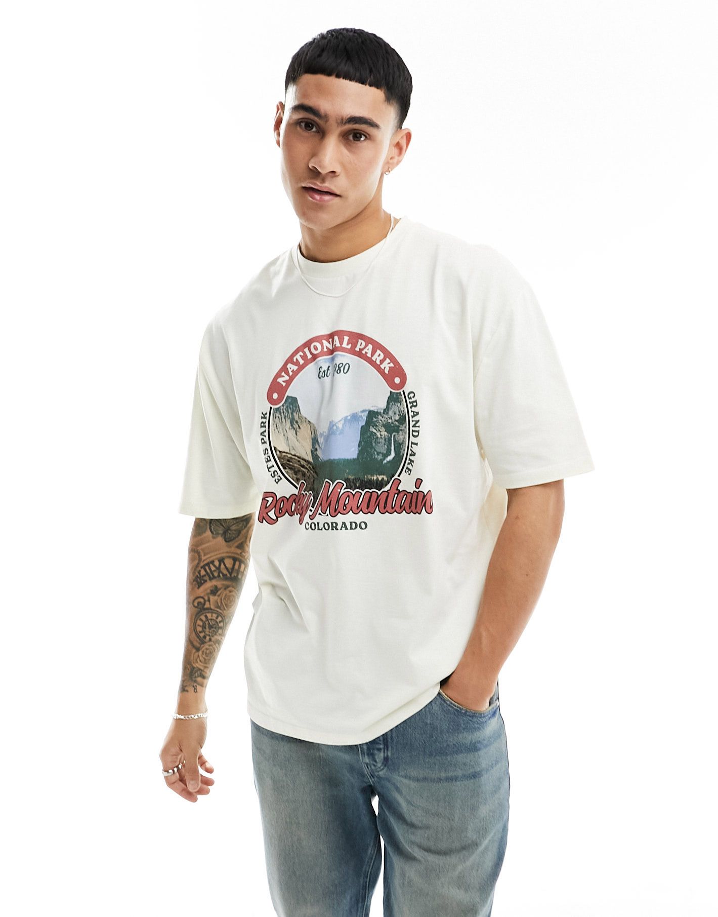 Белая футболка оверсайз с живописным принтом спереди ASOS DESIGN 4990₽