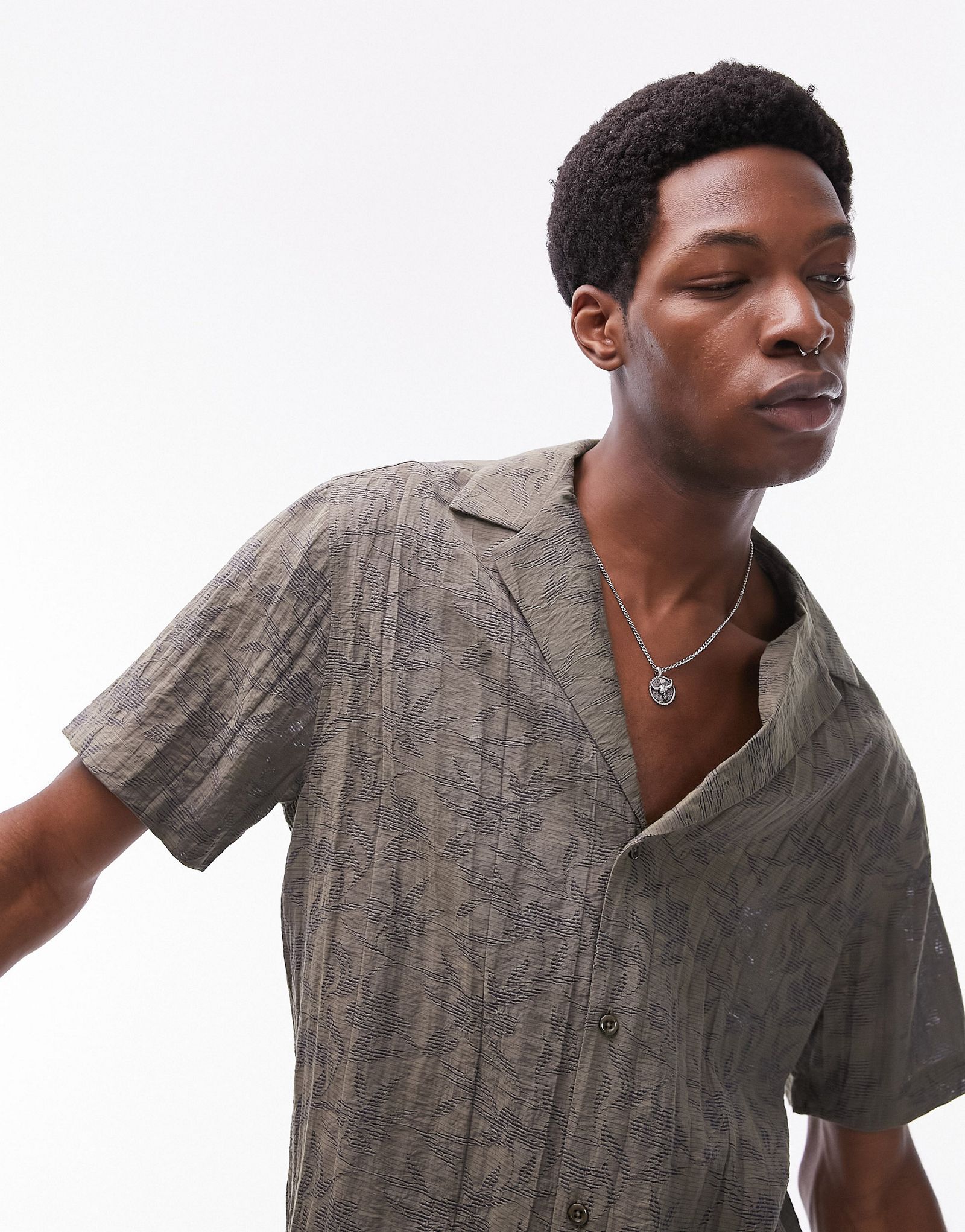 Рубашка цвета хаки с короткими рукавами и глубоким V-образным вырезом Topman 4290₽