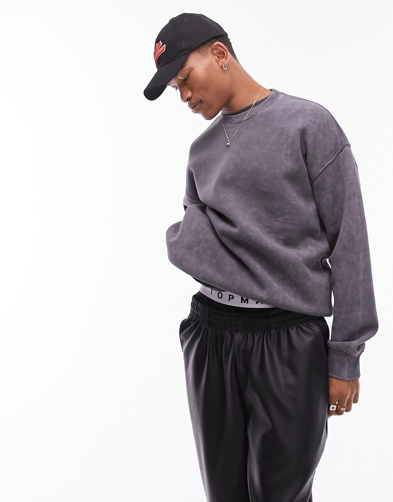 Черный свитшот оверсайз с кислотной стиркой Topman 10390₽