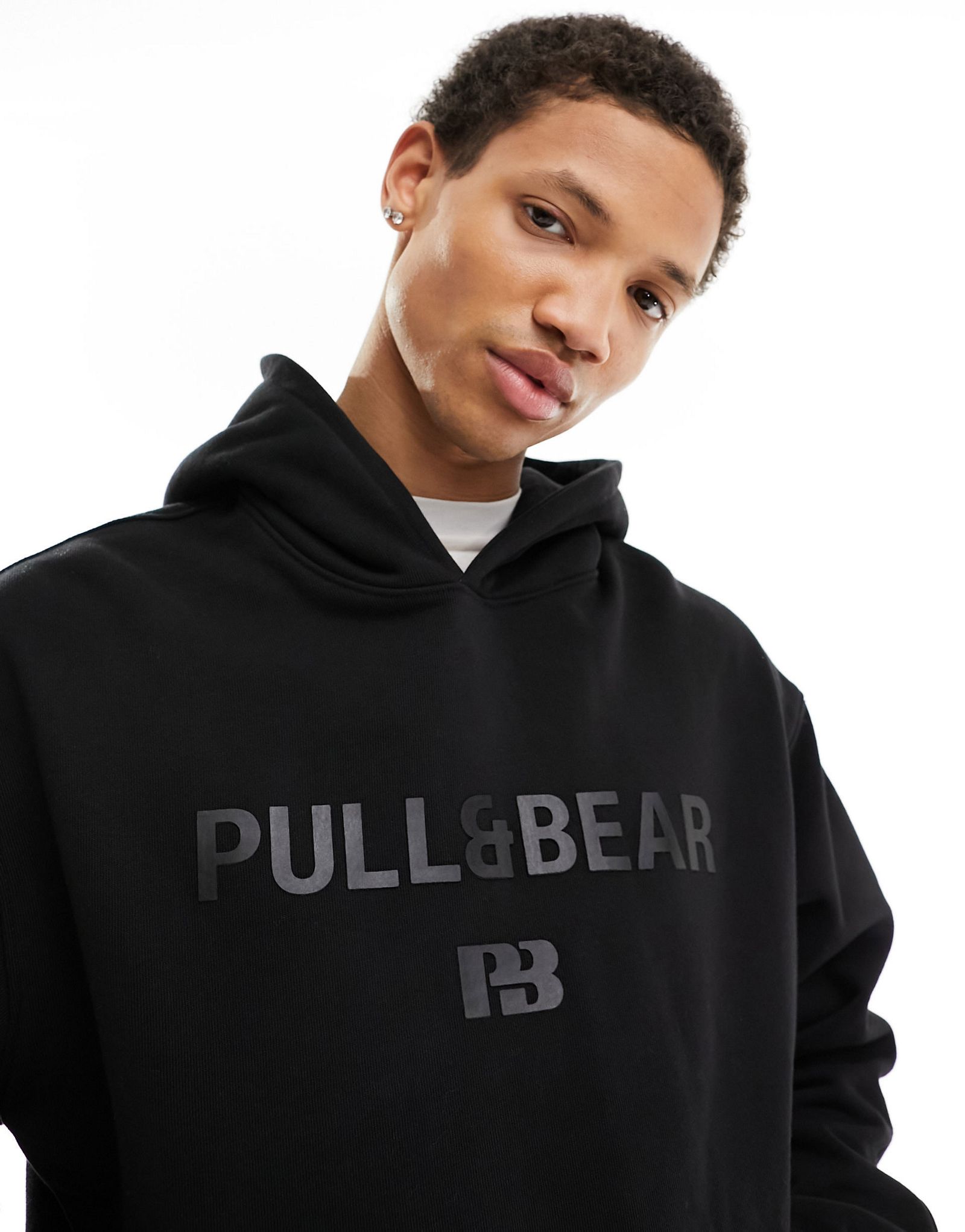 Черная худи с принтом в тон Pull-Bear