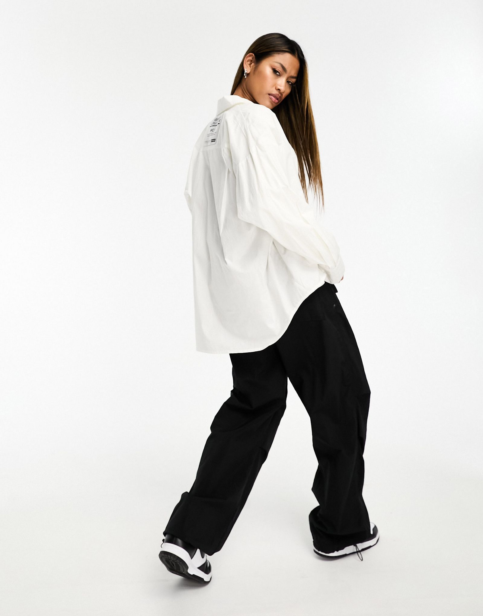 Белая рубашка оверсайз с тканым значком ASOS Weekend Collective