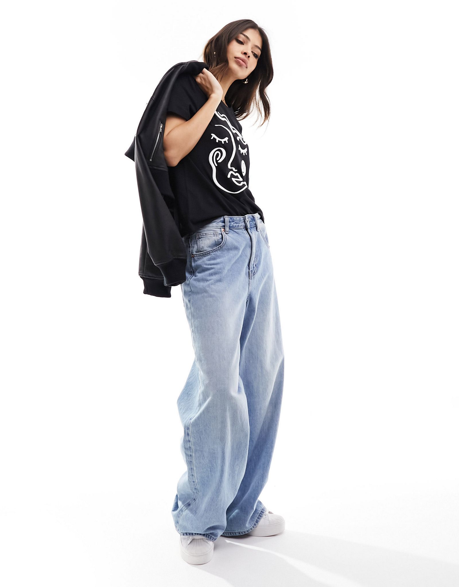 Черная футболка с вышитым лицом Vero Moda 5290₽