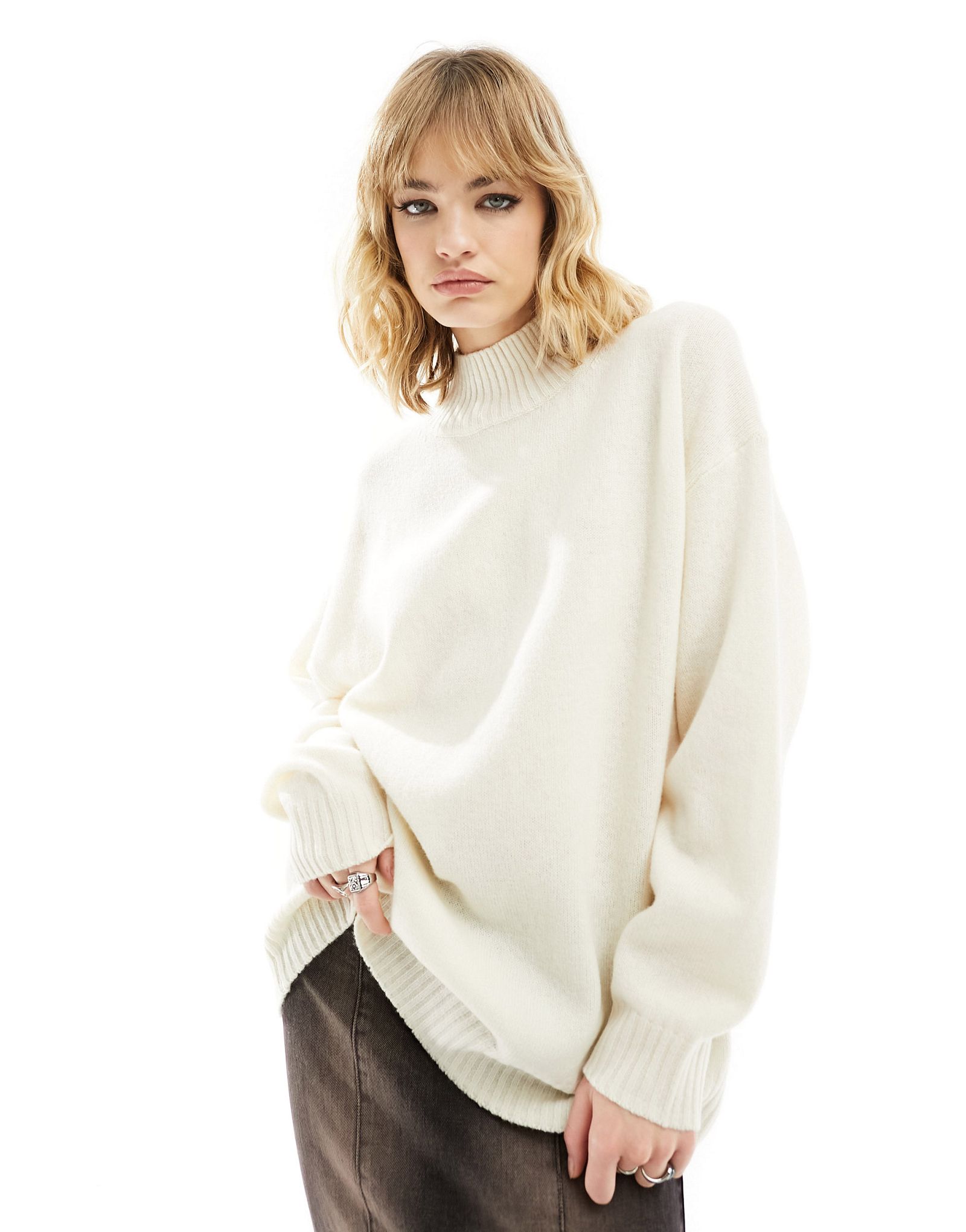 Светло-белый свитер оверсайз из смесовой шерсти Weekday Unni 10290₽