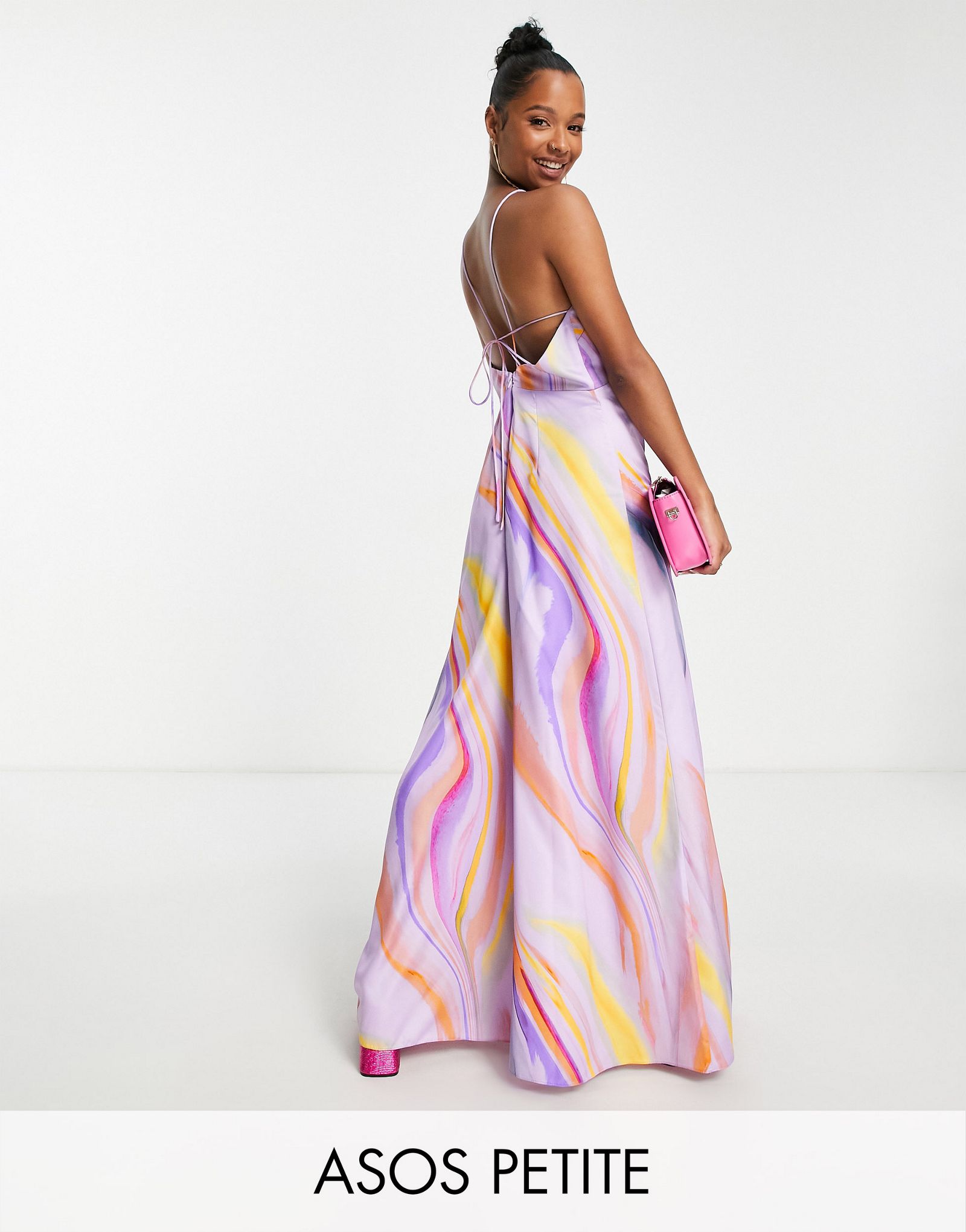 Атласный комбинезон с лямками и завязками на спине ASOS DESIGN Petite из цветного абстрактного мрамора 6190₽