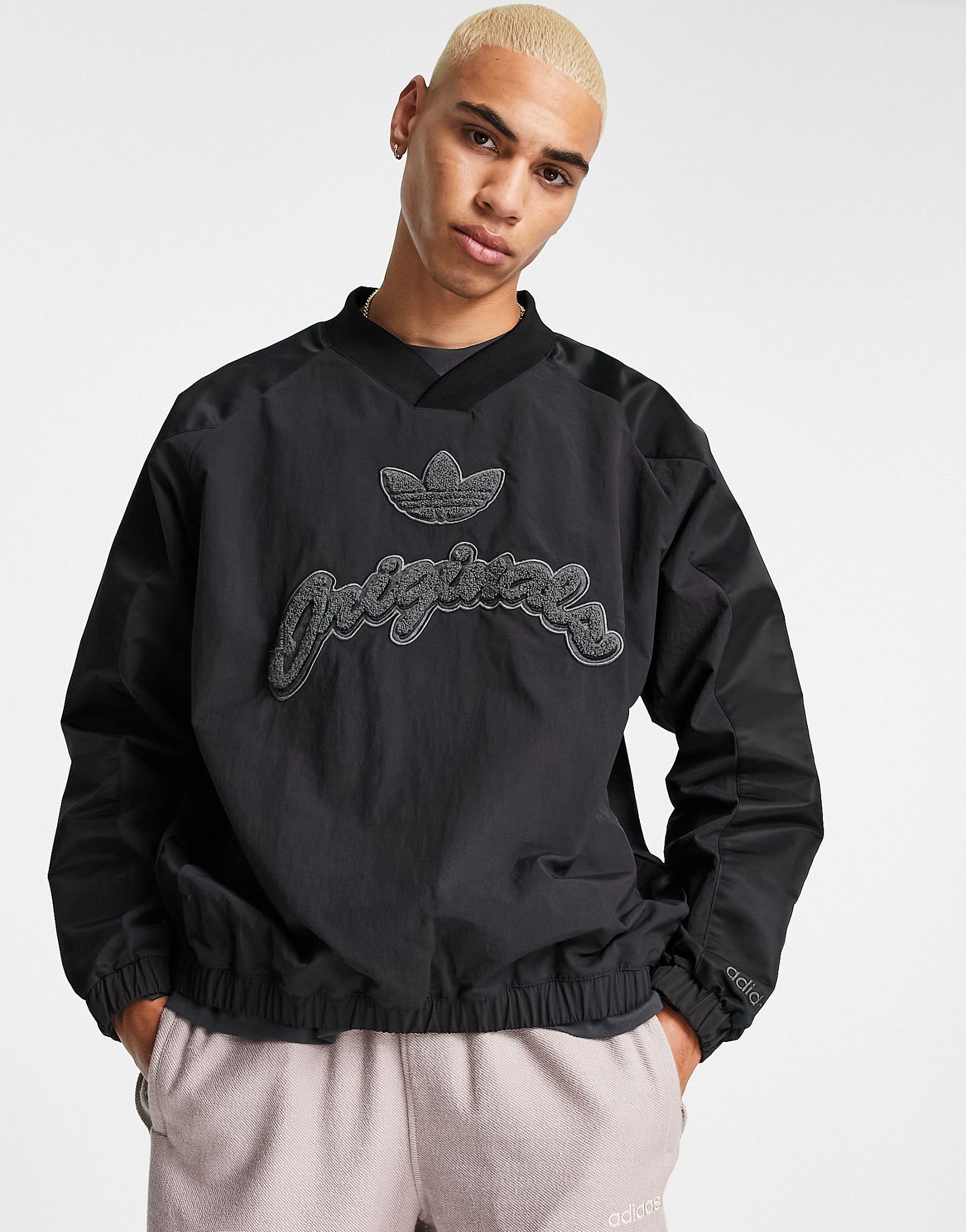 Черная университетская ветровка adidas Originals Tonal Textures 13590₽