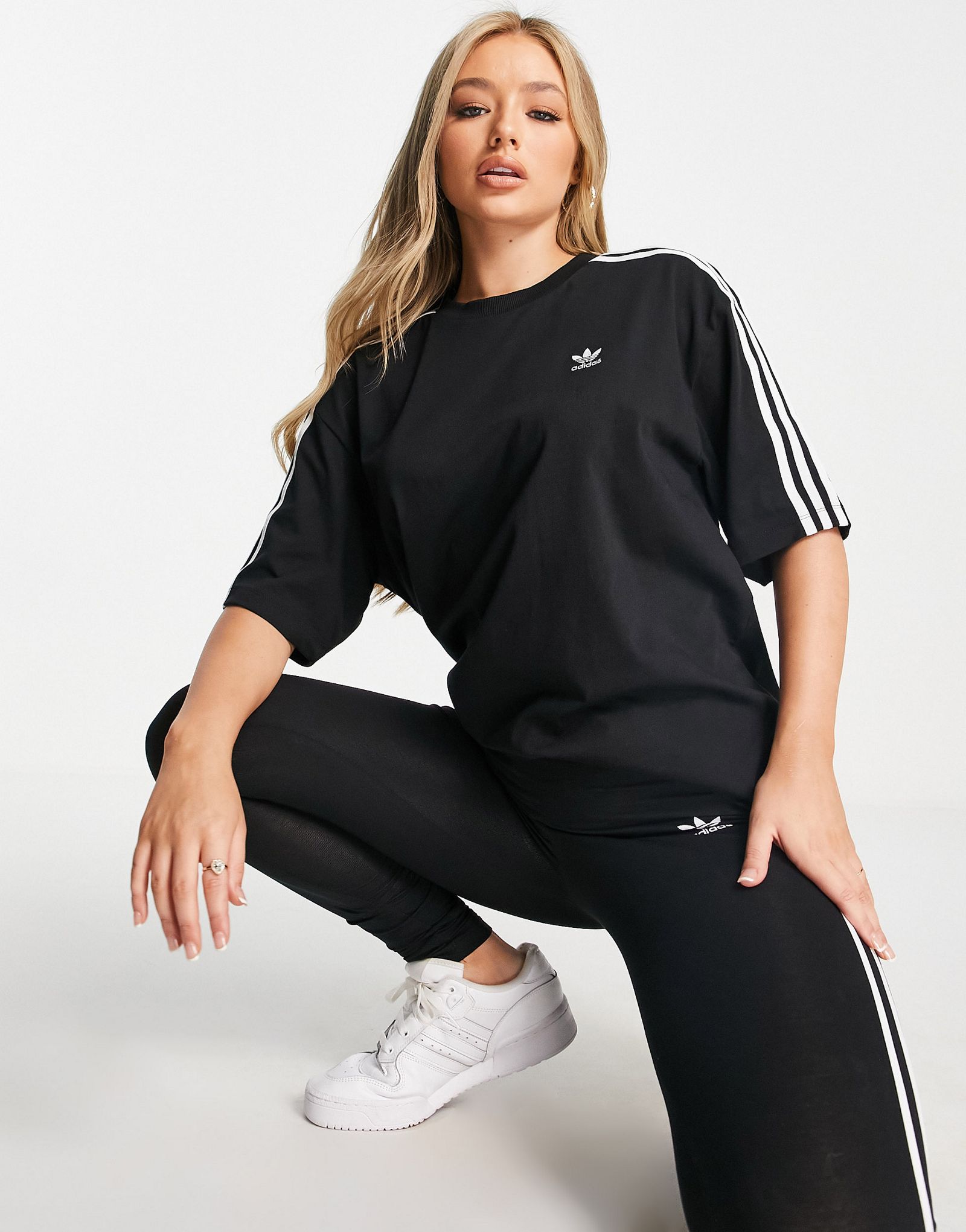 Черная футболка оверсайз с тремя полосками adidas Originals adicolor 3690₽