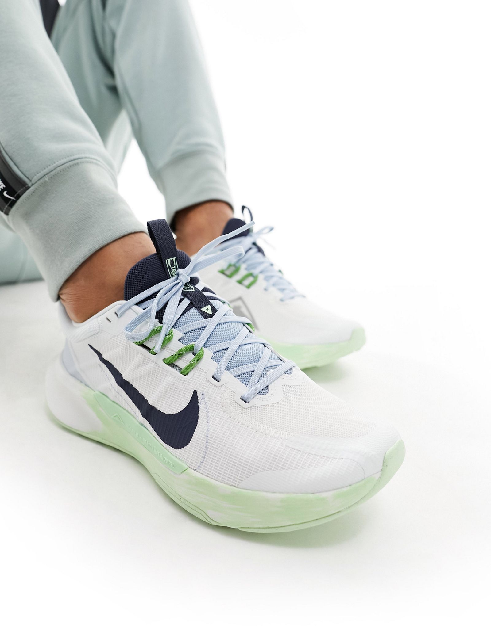 Бело-зеленые кроссовки Nike Running Juniper Trail 2 13190₽