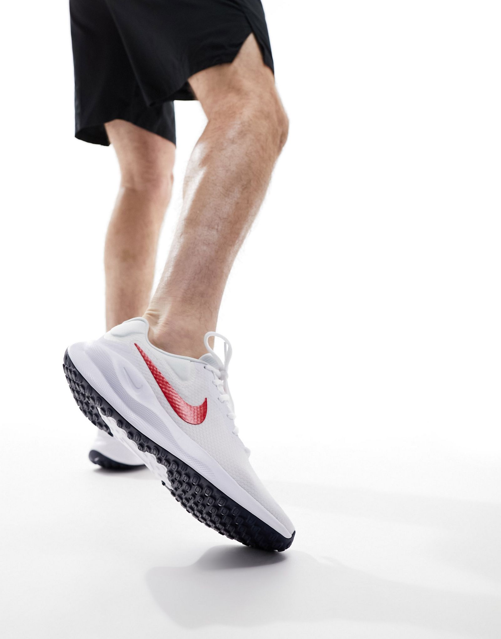 Бело-красные кроссовки Nike Running Revolution 7 6890₽