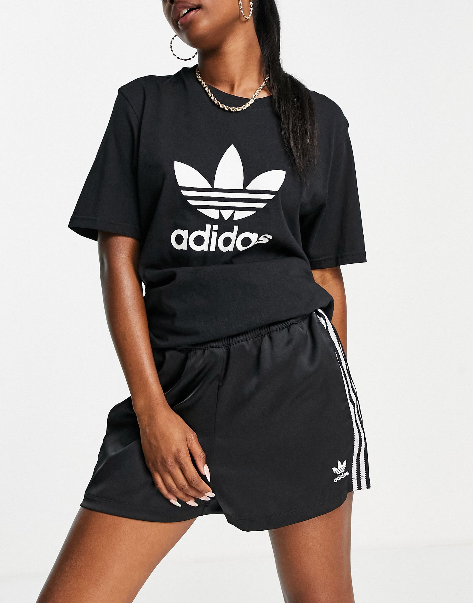 Черные атласные шорты с тремя полосками adidas Originals adicolor 4590₽