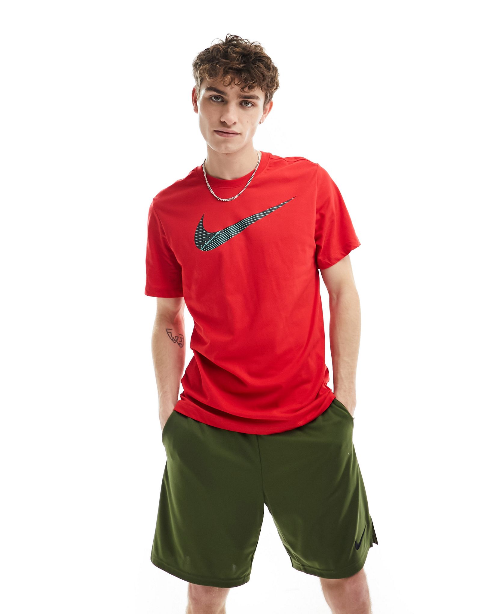 Красная футболка Nike Training Dri-FIT Swoosh