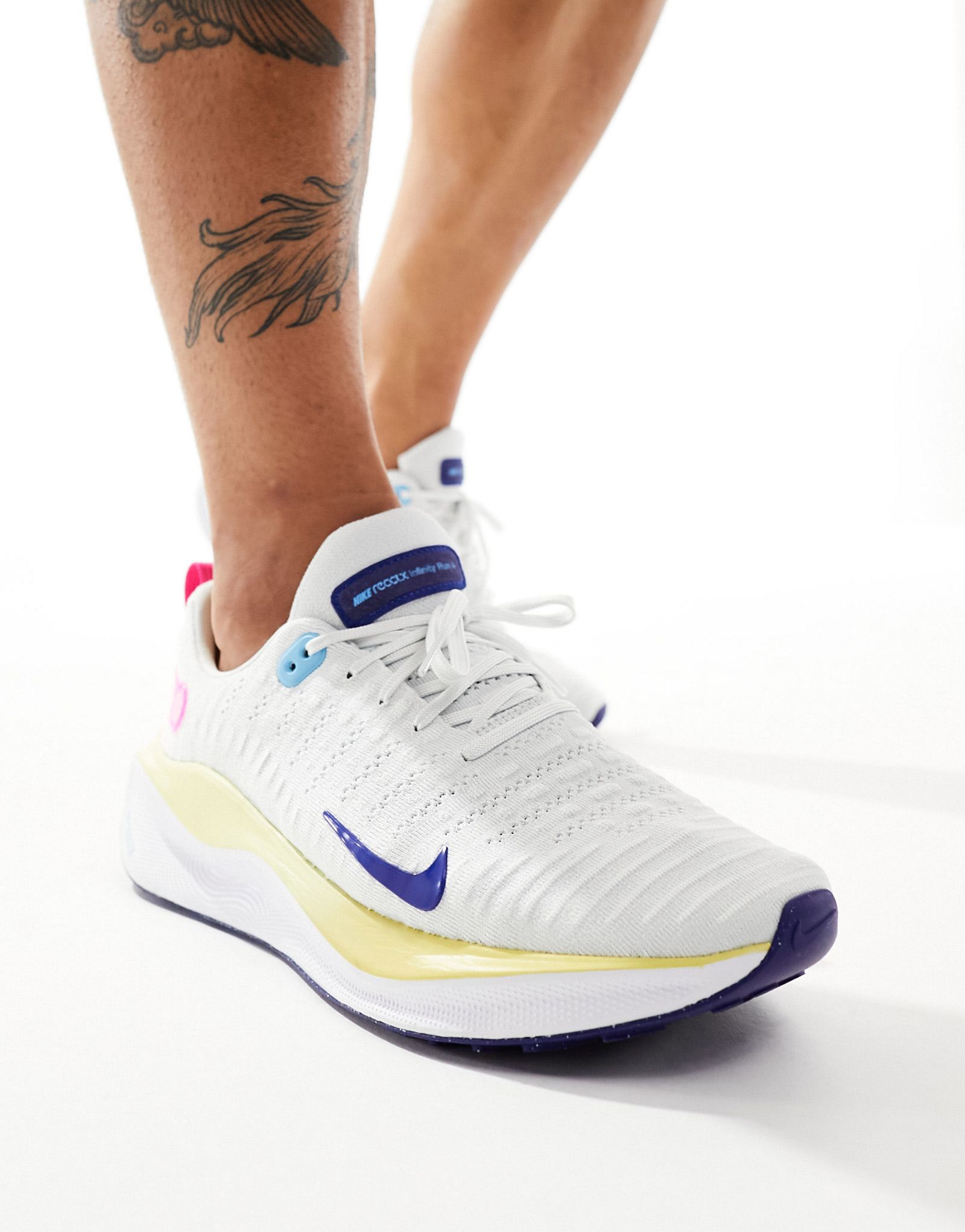 Бело-золотые кроссовки Nike Running React Infinity Run Flyknit 4 