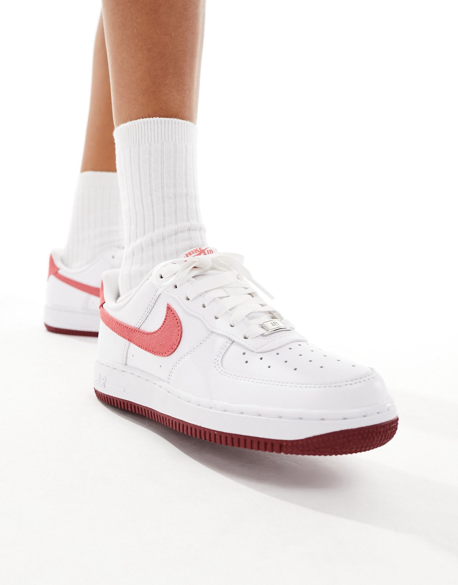 Бело-красные кроссовки Nike Air Force 1 11890₽