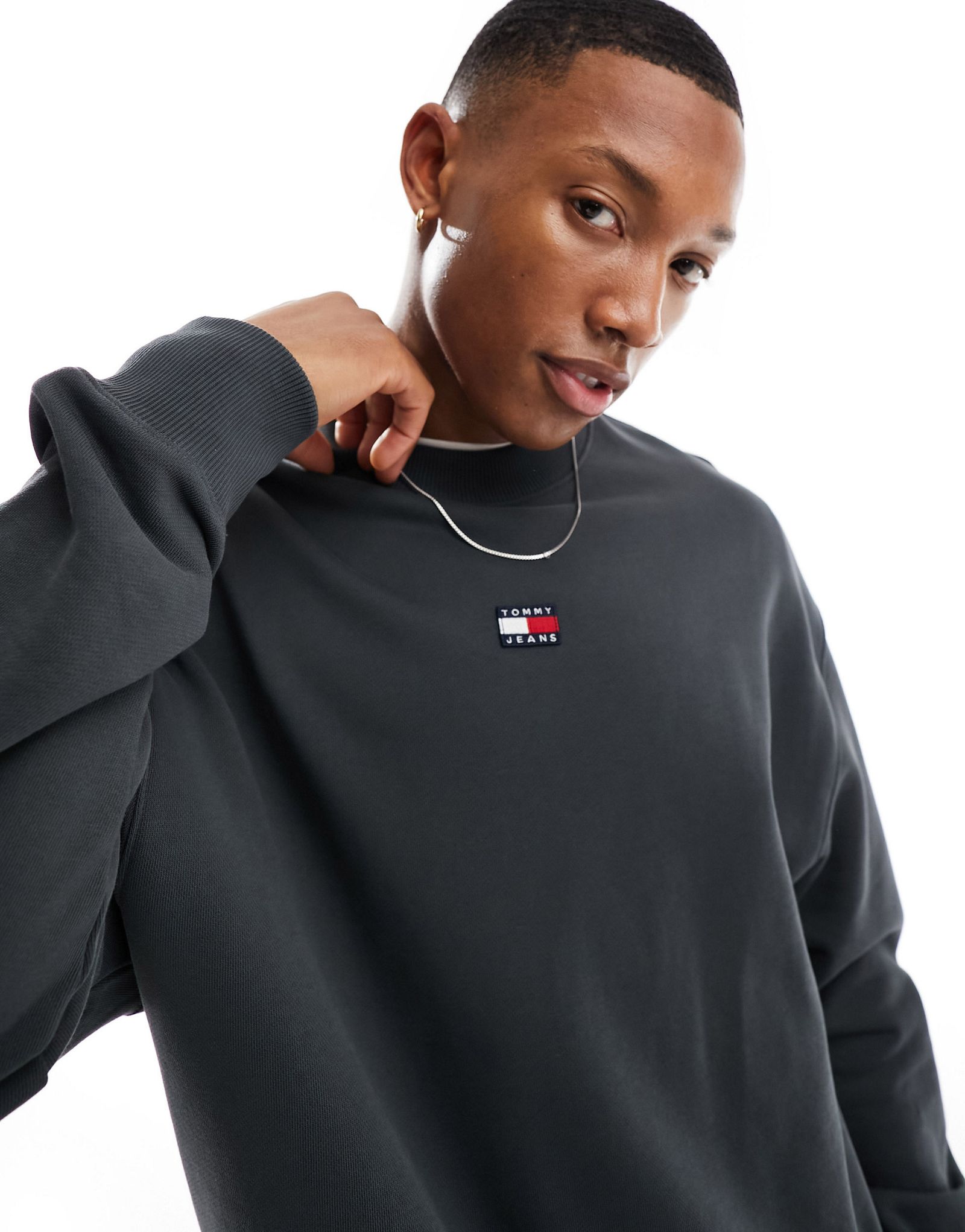 Темно-серый свободный свитшот с круглым вырезом и логотипом размера XS Tommy Jeans 16590₽