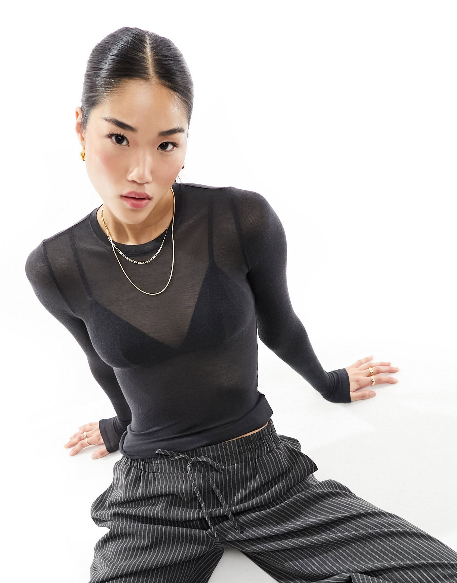 Мягкая полупрозрачная футболка с длинными рукавами Weekday темно-серого цвета 4890₽