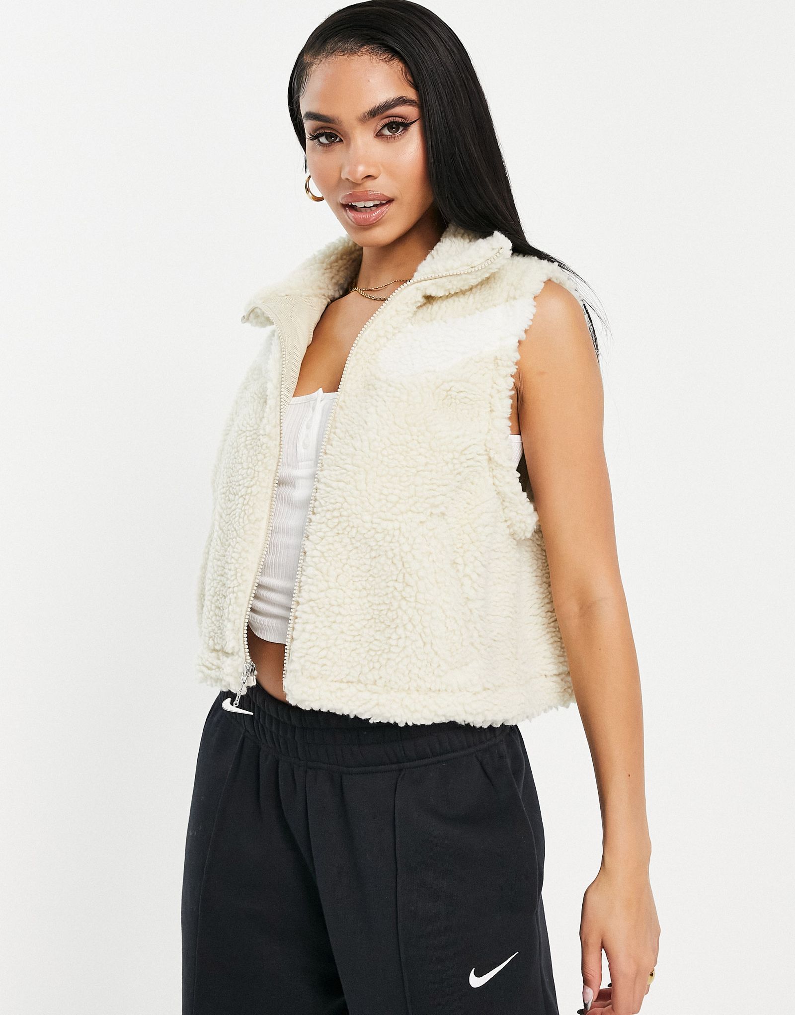 Песочный жилет из шерпы с полной молнией Nike Swoosh Pack 8490₽