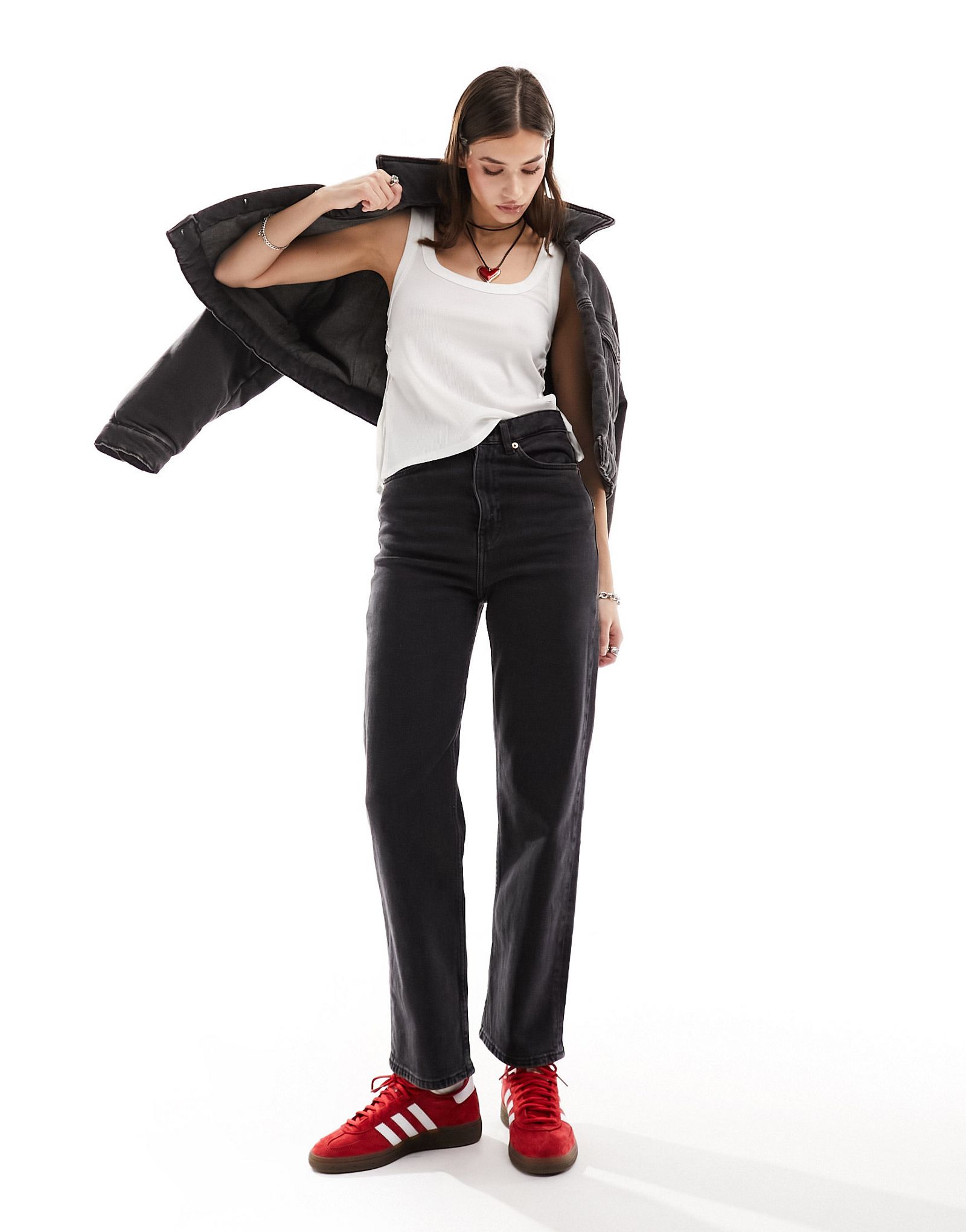 Черные прямые джинсы с завышенной талией Monki Zami 7290₽