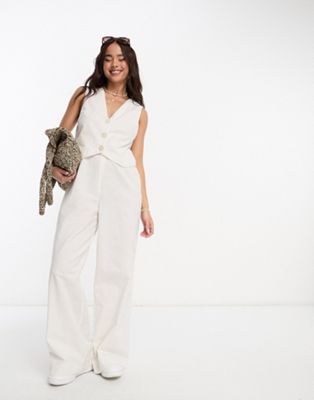 Льняной комбинезон-жилет цвета слоновой кости ASOS DESIGN 2 в 1