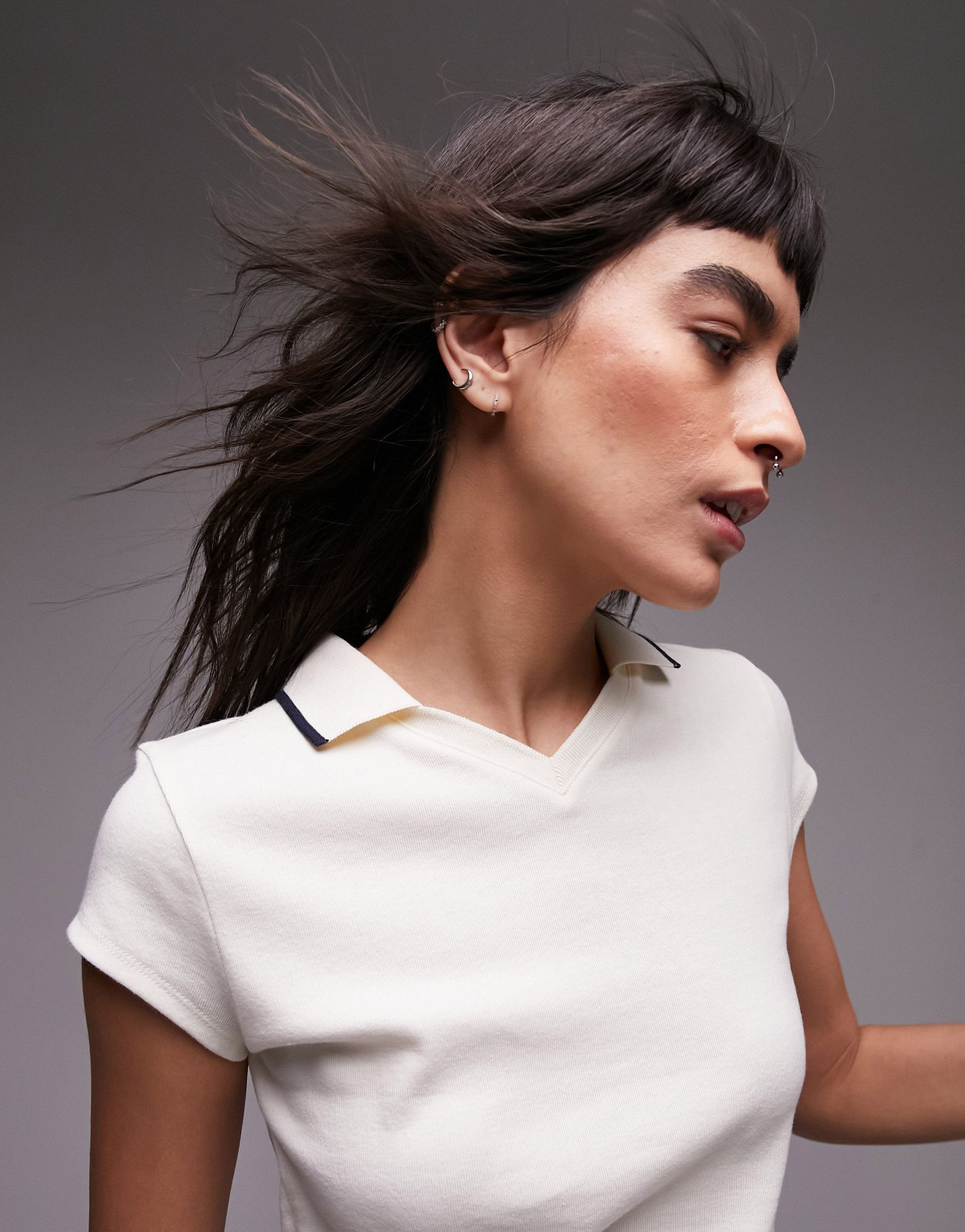 Укороченная футболка-поло Topshop с отделкой из камня 3590₽