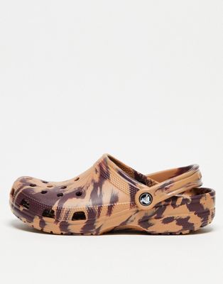 Классические коричневые сабо с мраморным рисунком унисекс Crocs