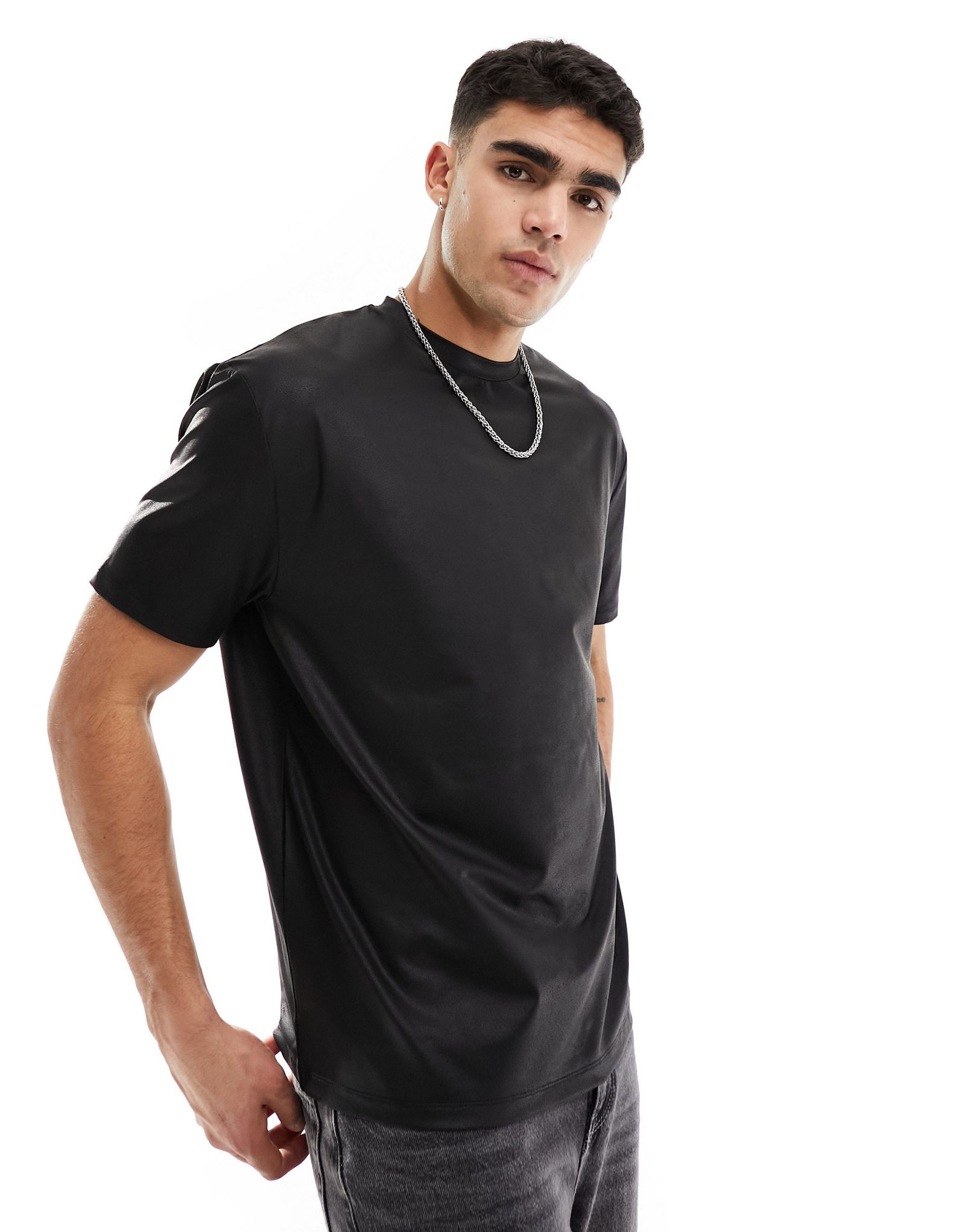 Свободная футболка черного цвета из искусственной кожи ASOS DESIGN 1790₽