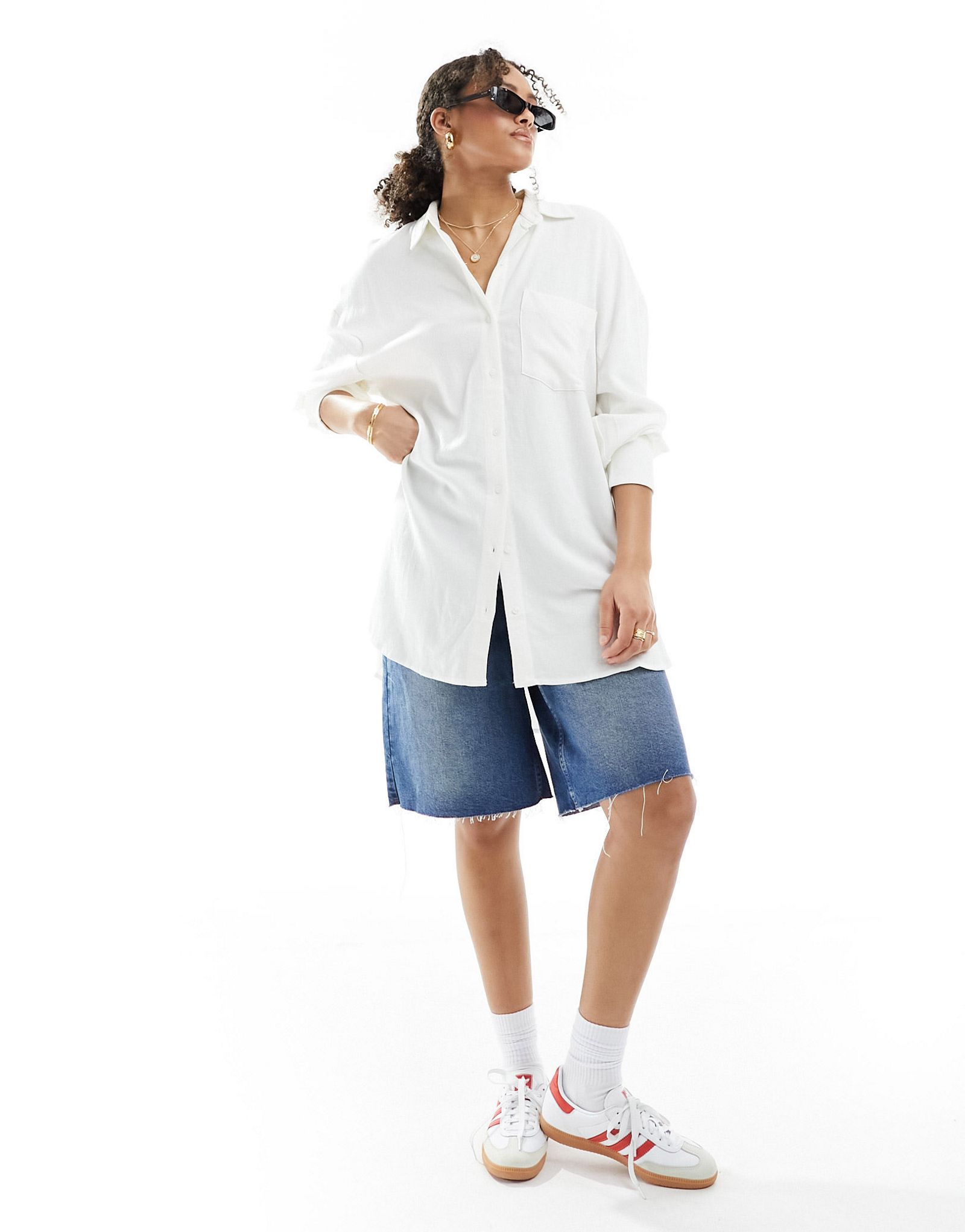 Белая рубашка оверсайз из льняного микса Stradivarius 6890₽