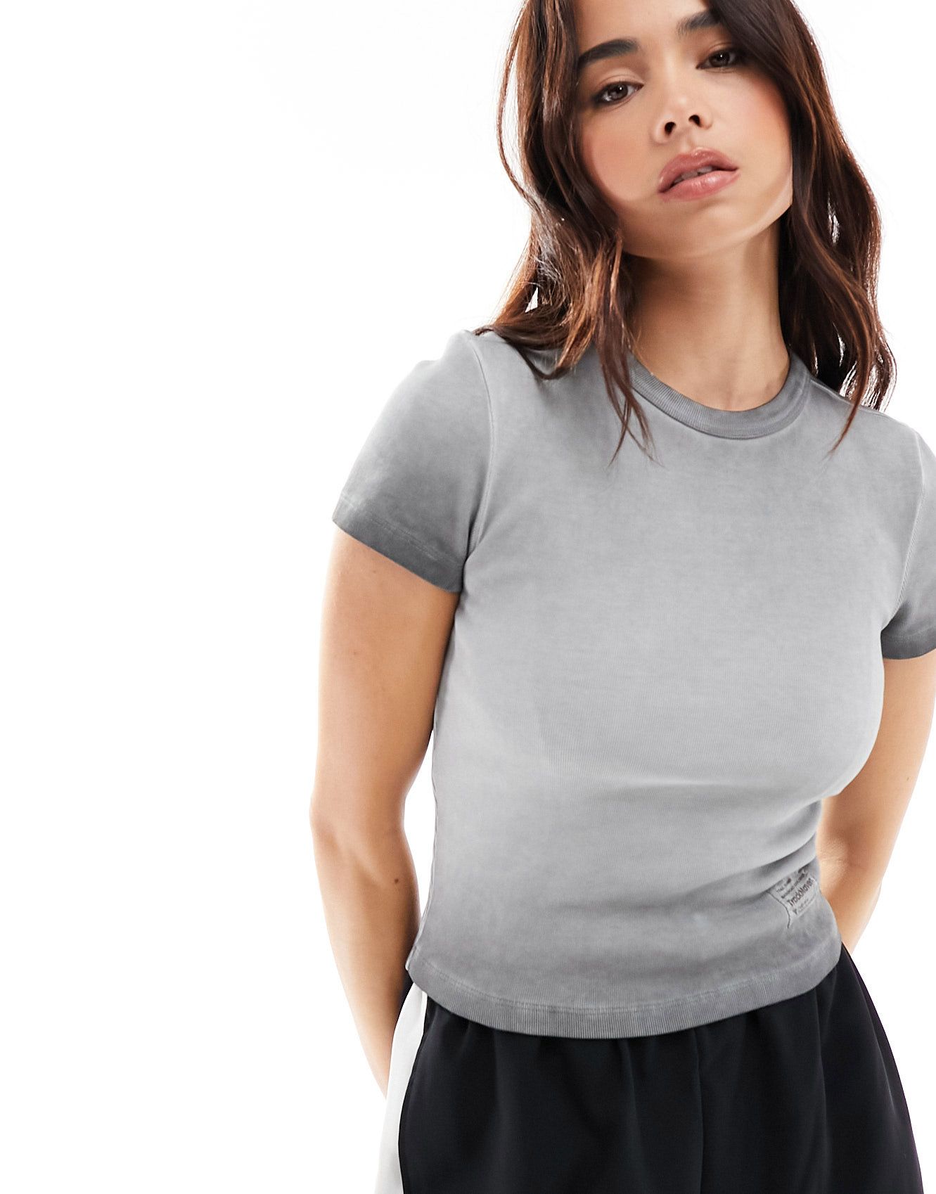 Серая футболка с эффектом кислотной стирки Pull-Bear 4490₽