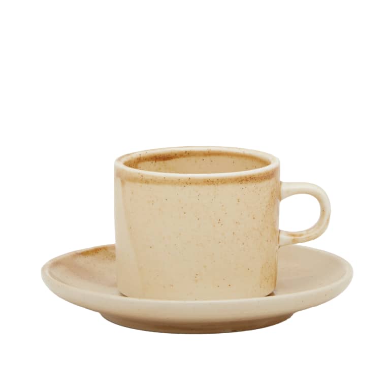 Живая чашка с блюдцем