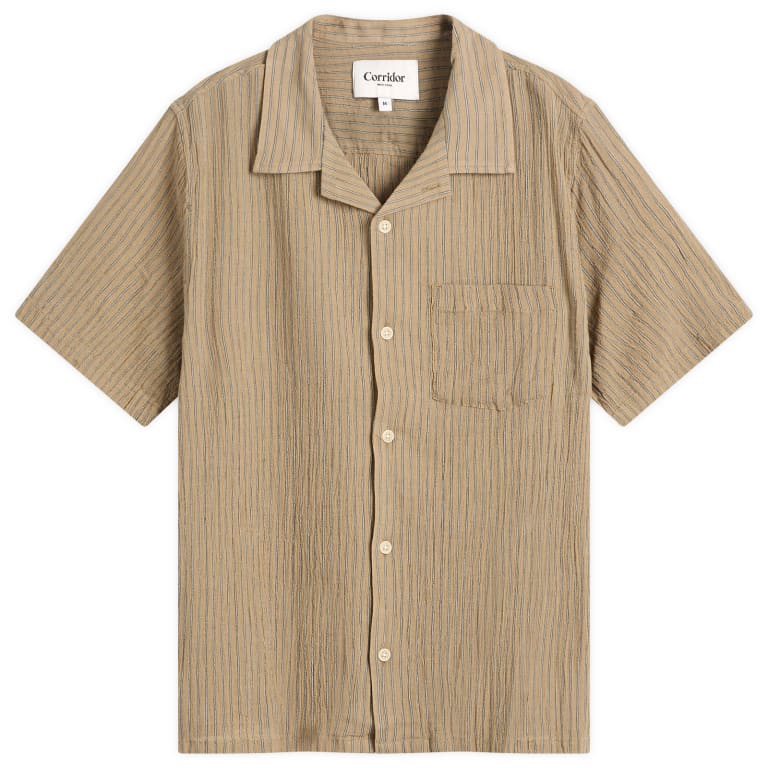 Лагерная рубашка в полоску с коротким рукавом в полоску с высокой круткой в коридоре