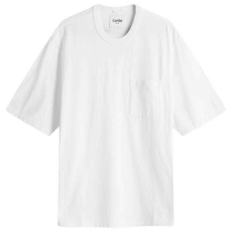 Футболка с краской для одежды в коридоре