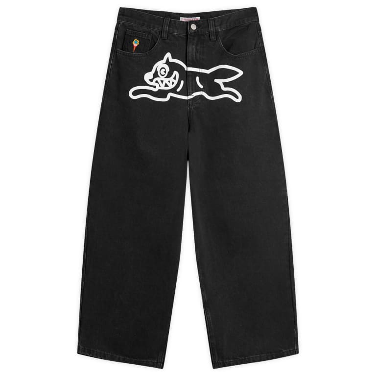 Бегущая собака с тройным шариком мороженого в широких джинсовых джинсах