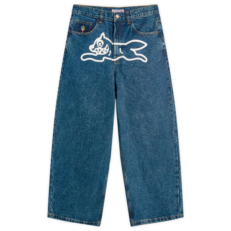 Бегущая собака с тройным шариком мороженого в широких джинсовых джинсах