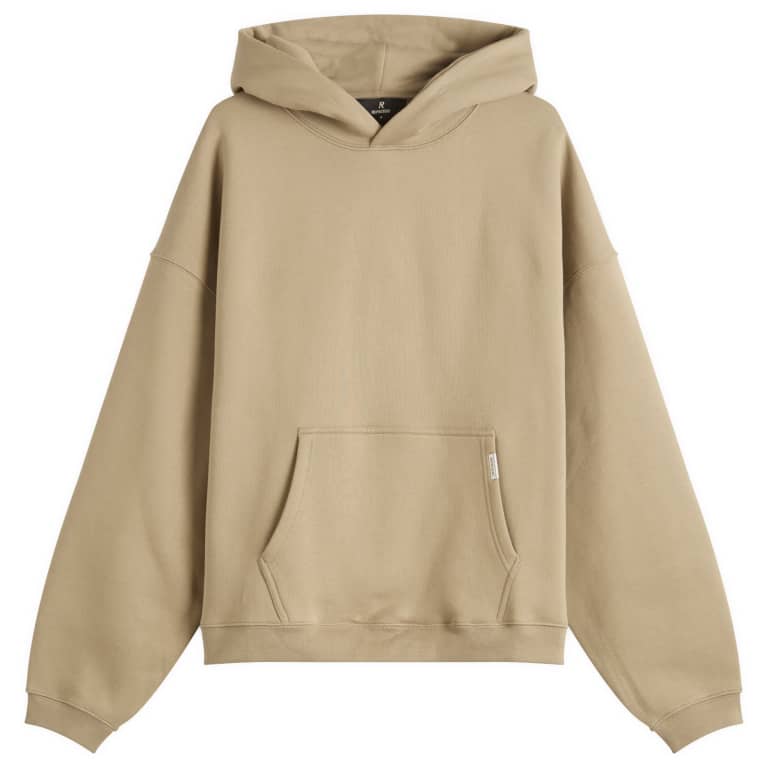 Представляет собой оригинальную толстовку свободного покроя с капюшоном 27590₽