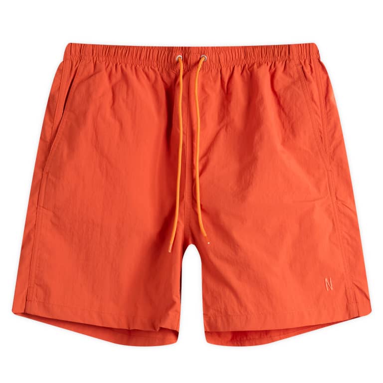 Норвежские проекты предлагают переработанные нейлоновые плавательные шорты Hauge